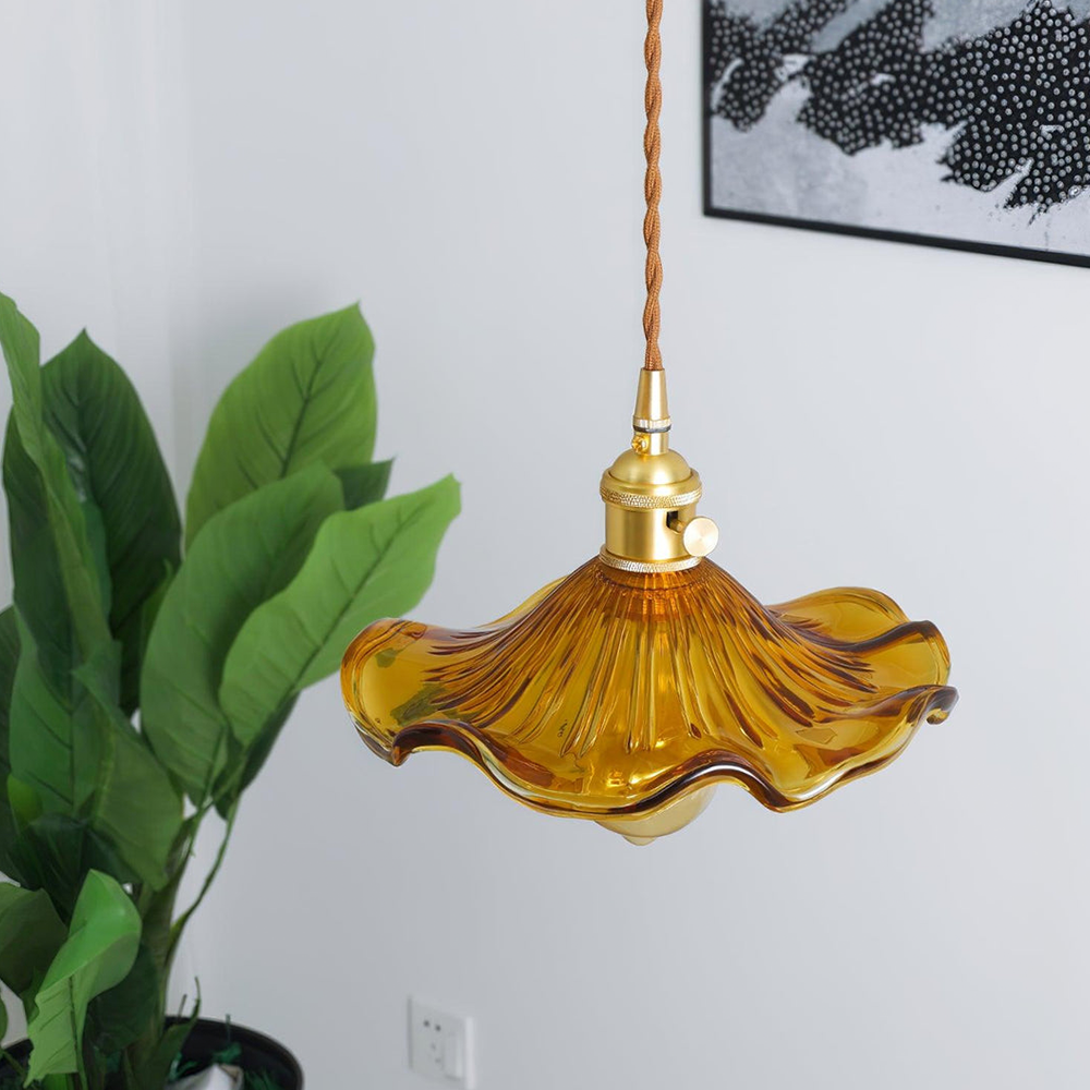 Floria | Elegant hibiscusblomst formet rillede glaspendellampe