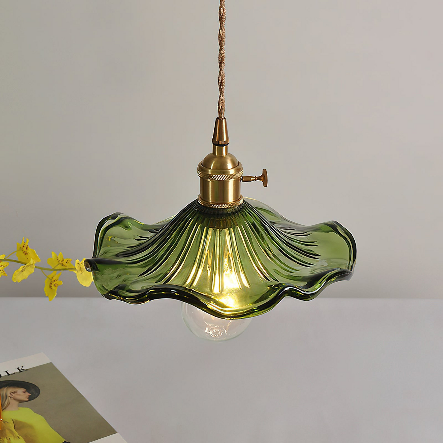 Floria | Elegant hibiscusblomst formet rillede glaspendellampe