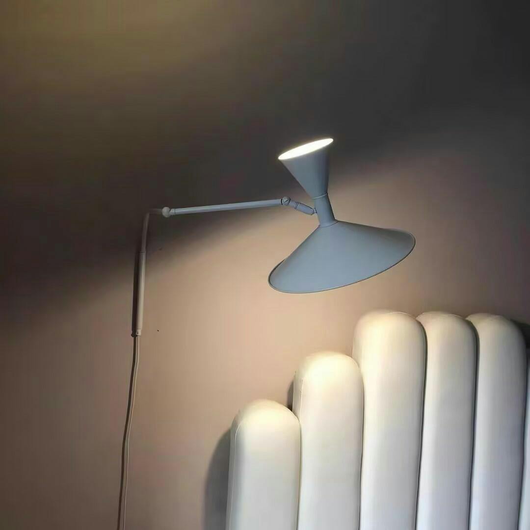 Elvinda | Skulpturel justerbar aluminium drejelig væglampe