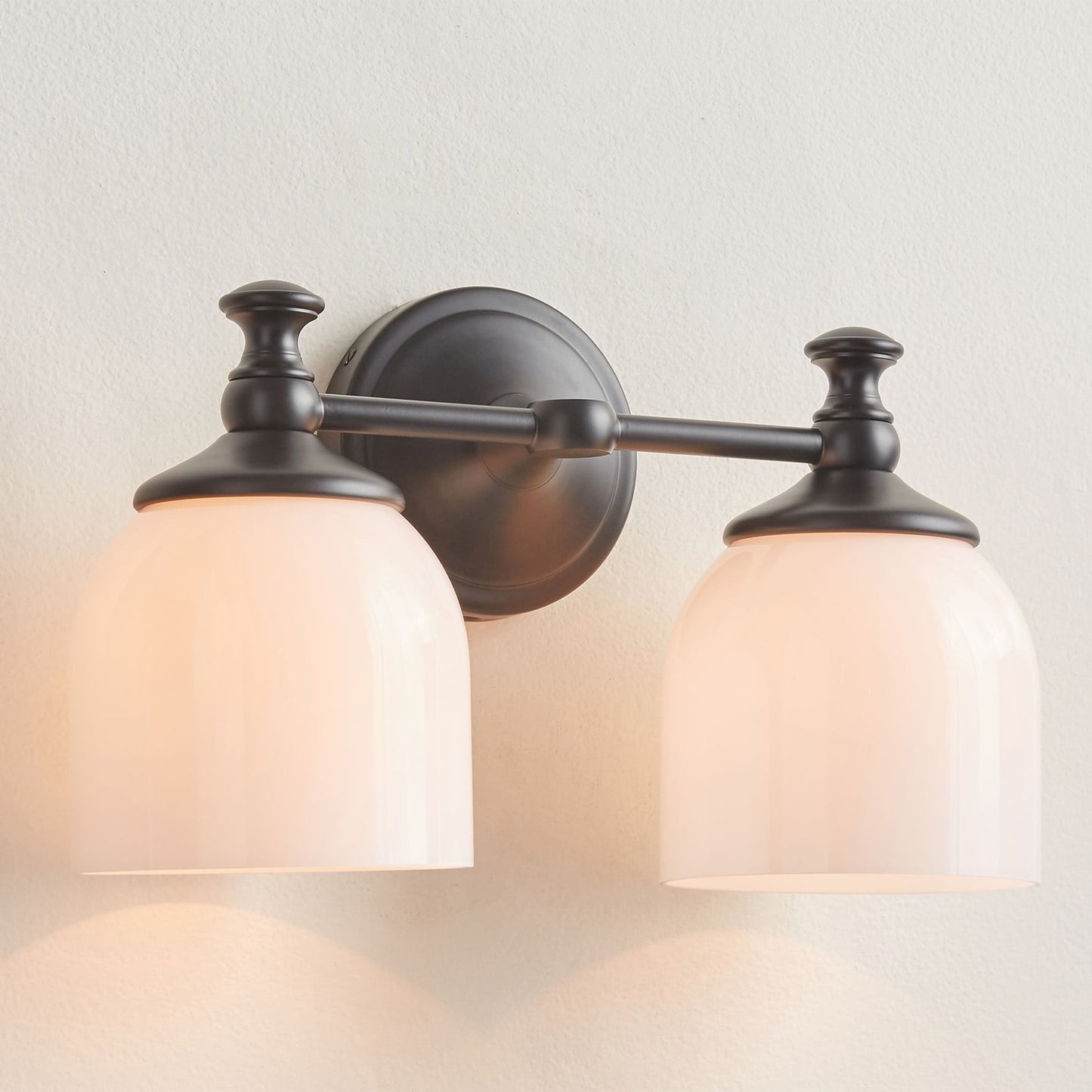 Lisaeth | Minimalistisk arm væglampe med sfærisk glasglobus