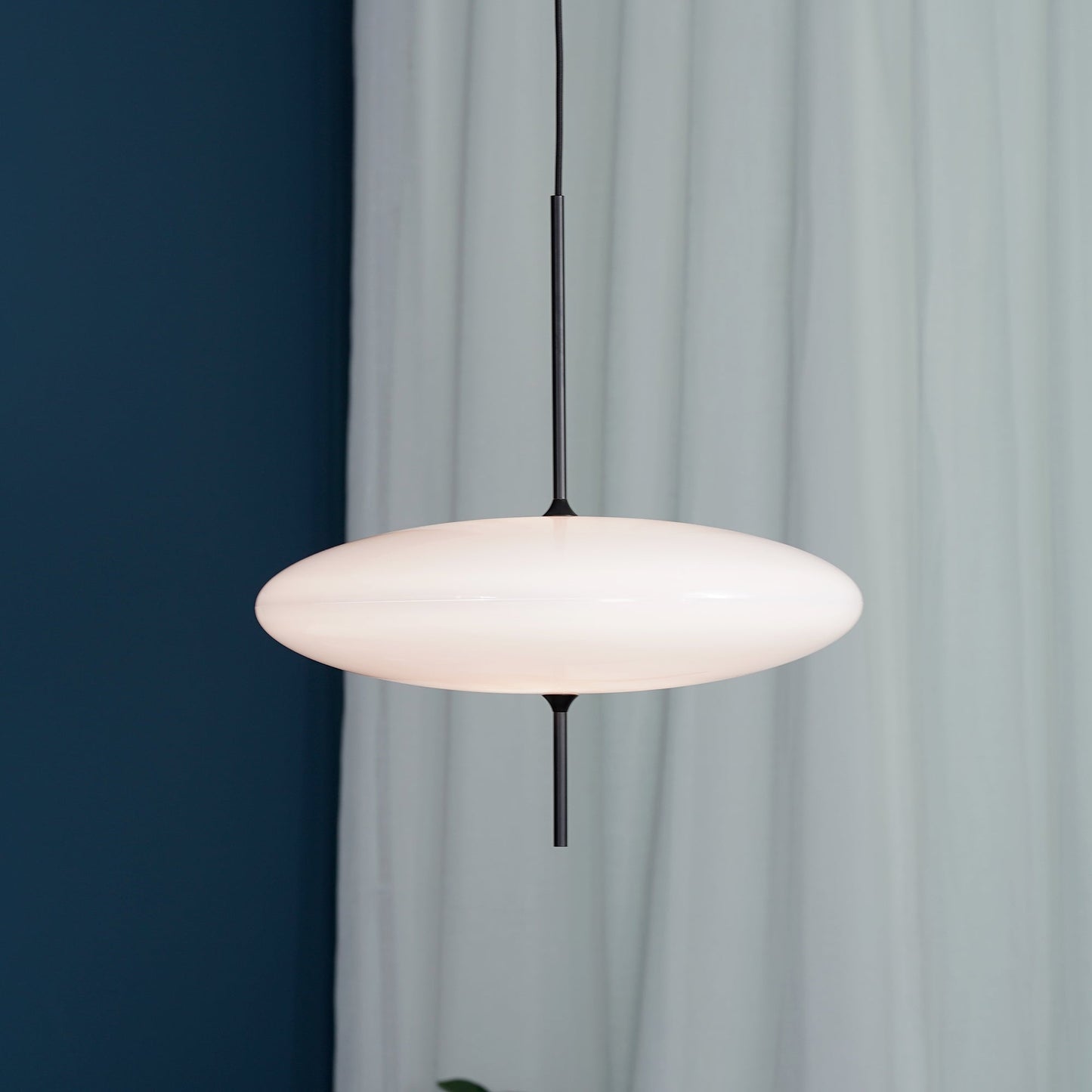 Belthorim | Opaliseret disk silhuet minimalistisk pendellampe