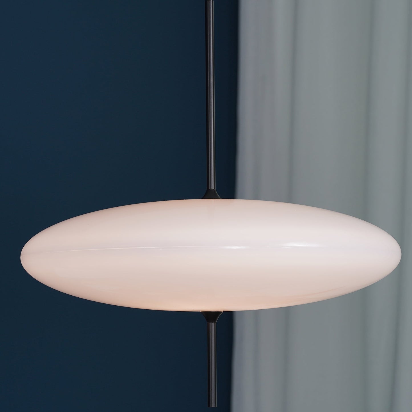 Belthorim | Opaliseret disk silhuet minimalistisk pendellampe