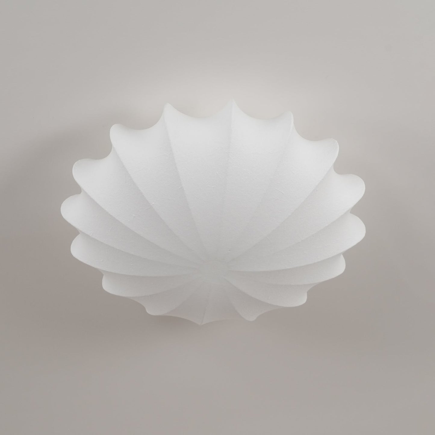 Korisand | Mid-century geometrisk skulpturel silkemesh loftslampe