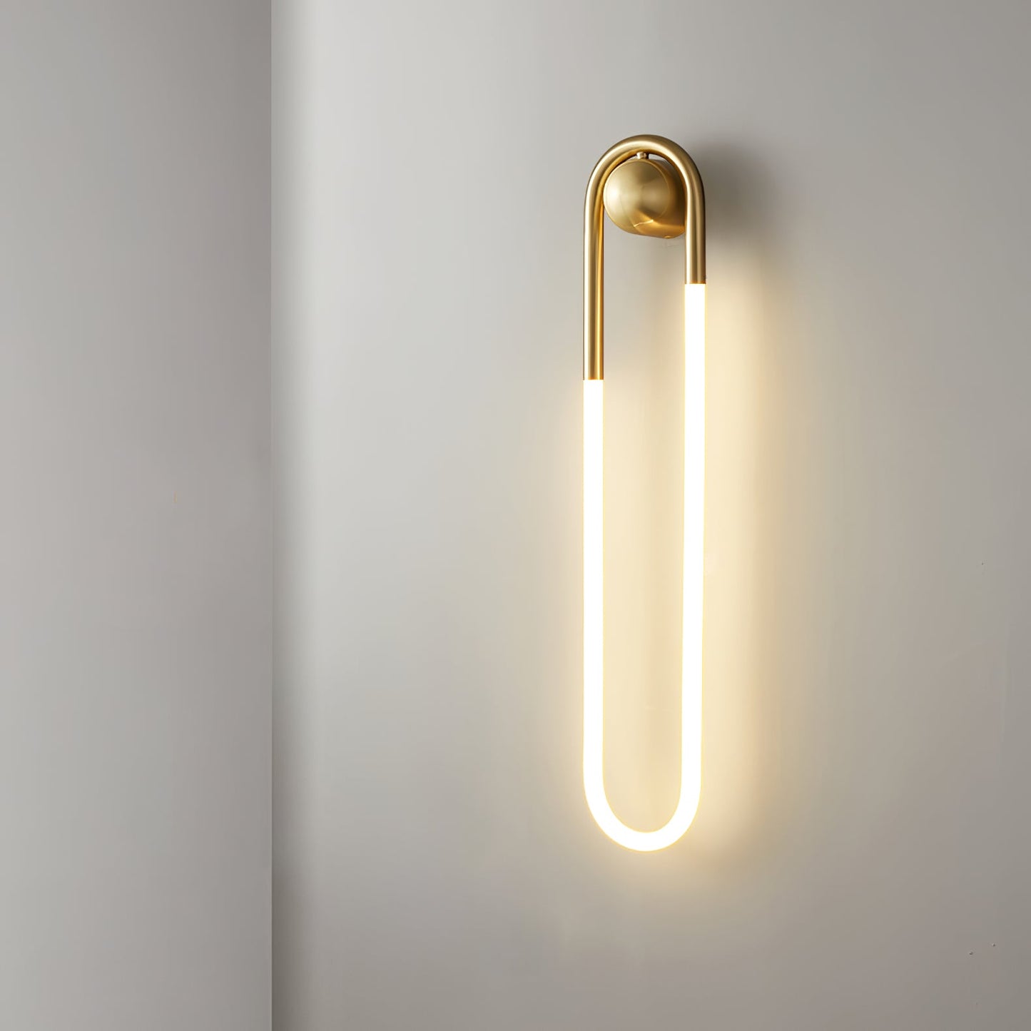 Løkkede messingramme minimalistisk arkitektonisk væglampe