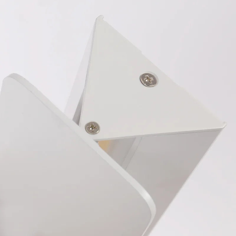 Minimalistisk rektangulær aluminium væglampe med svingarm
