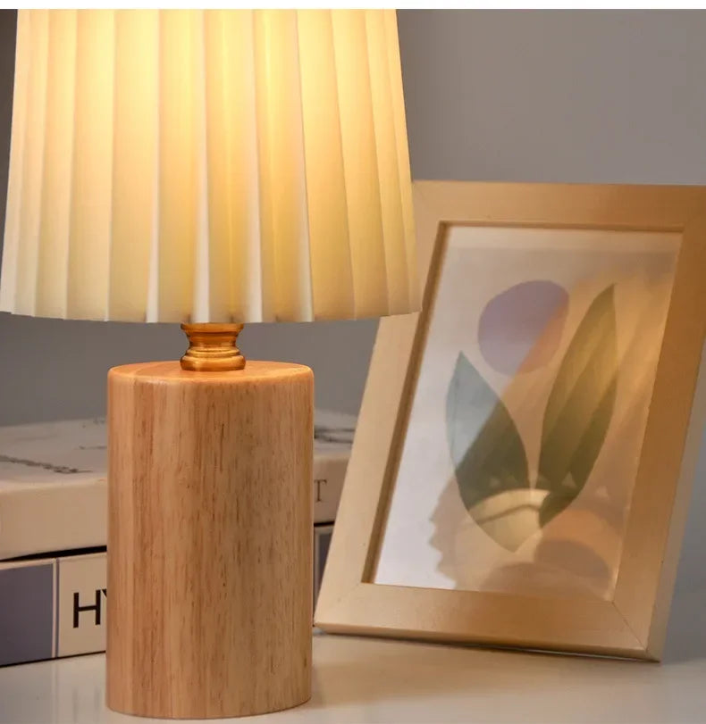 Plisseret stofskærm massiv træbase bordlampe