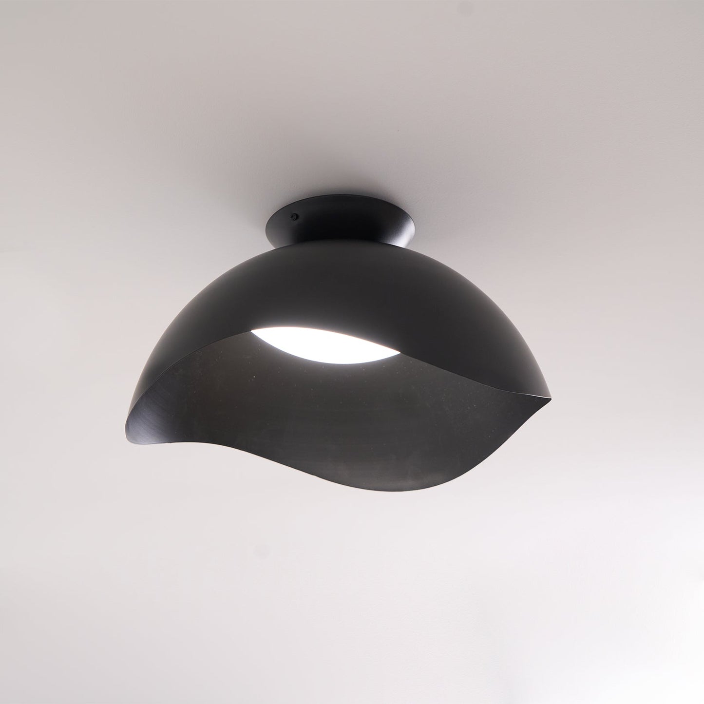 Lyraen | Nordisk bølgesilhuet integreret LED loftslampe