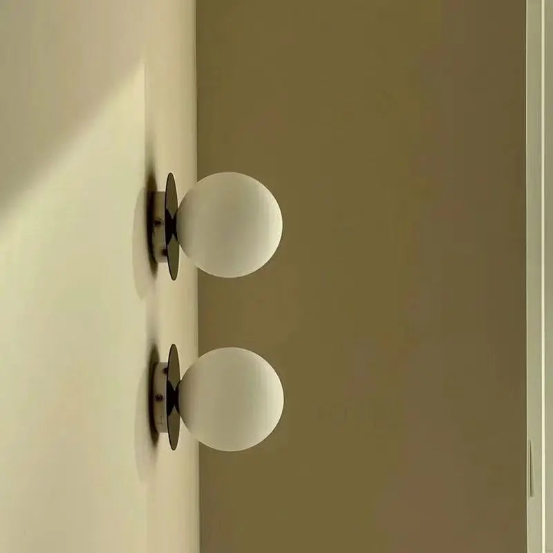Nordisk opal globus glas smedejern væglampe