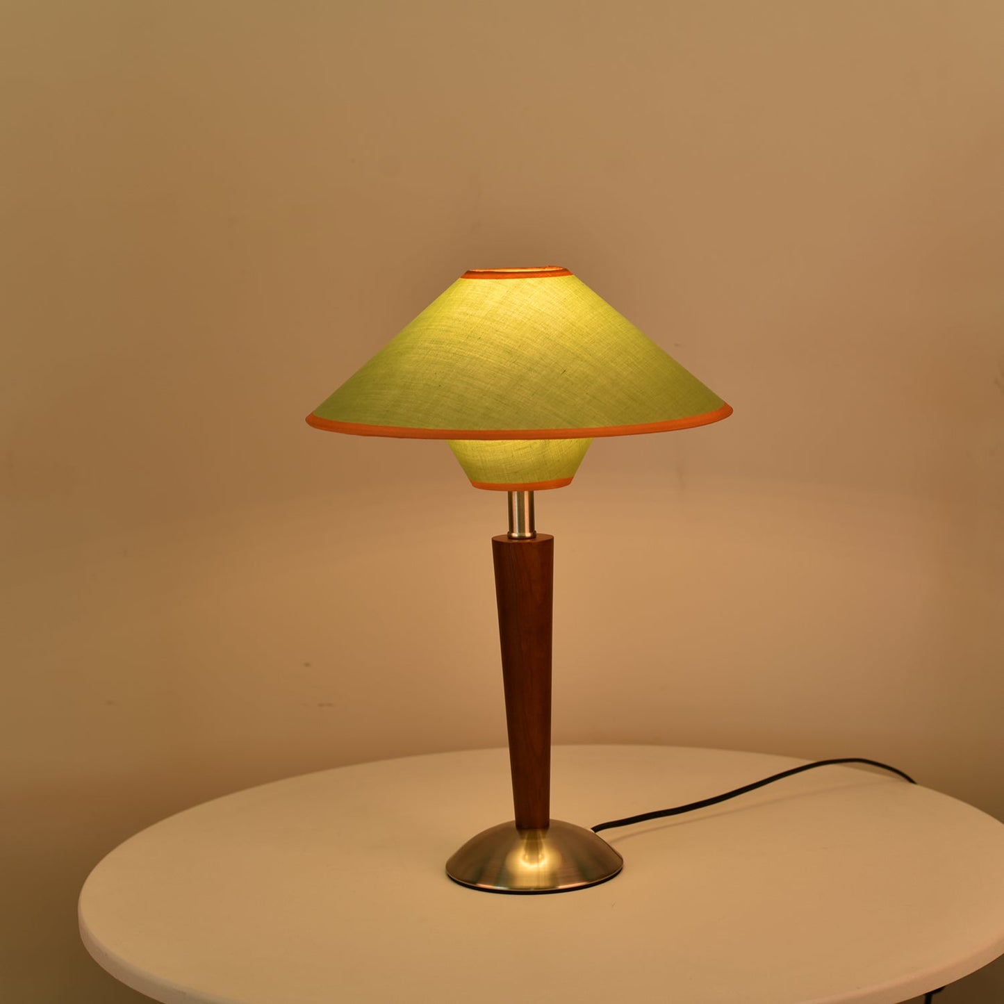 Zymorica | Mid-century modern valnød søjle accent bordlampe