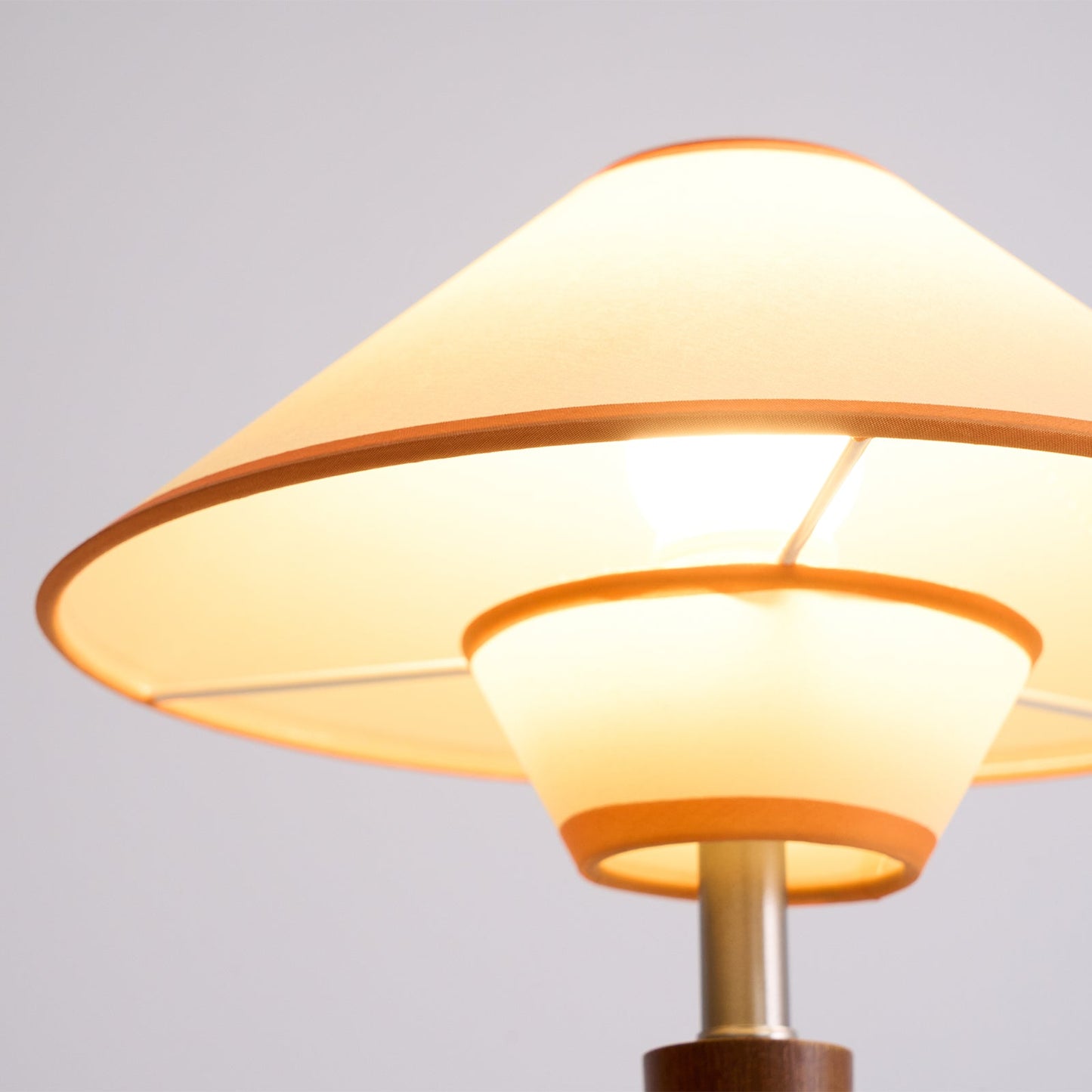 Zymorica | Mid-century modern valnød søjle accent bordlampe