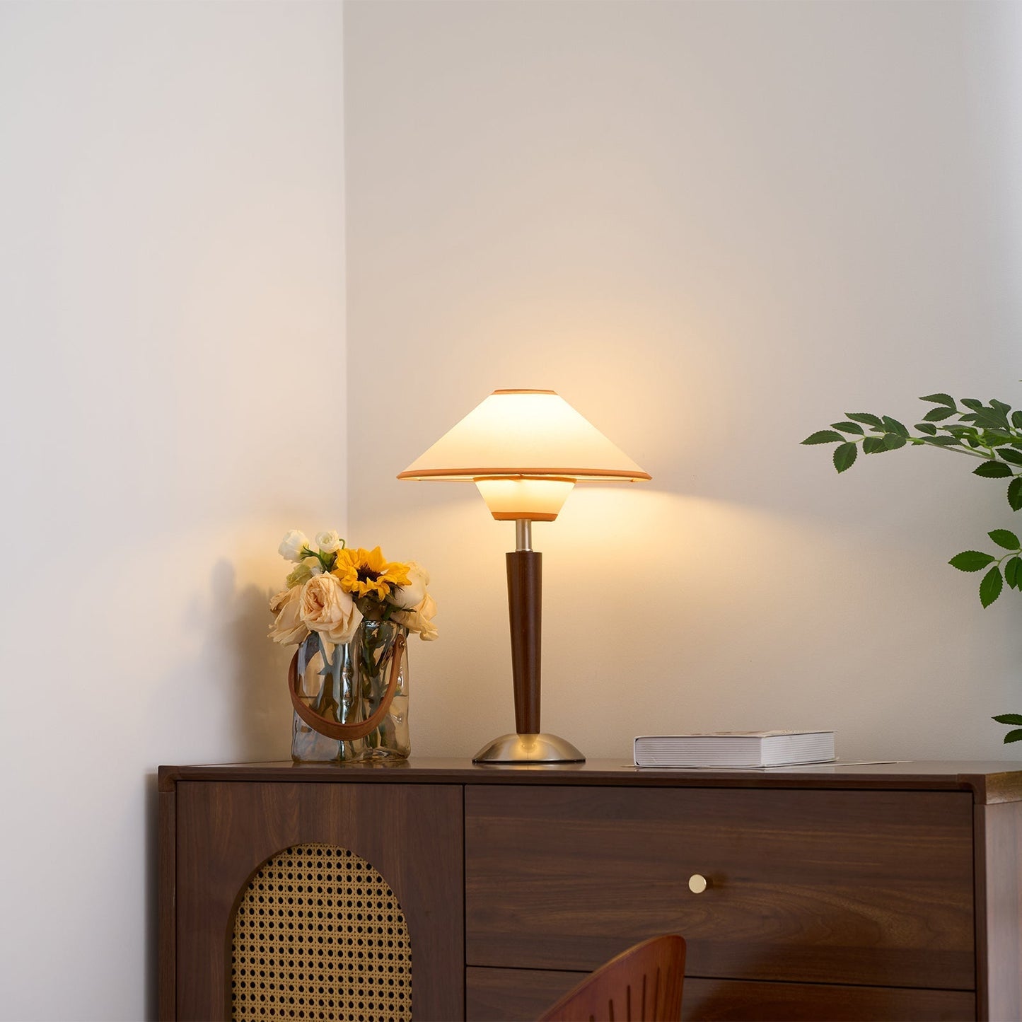 Zymorica | Mid-century modern valnød søjle accent bordlampe