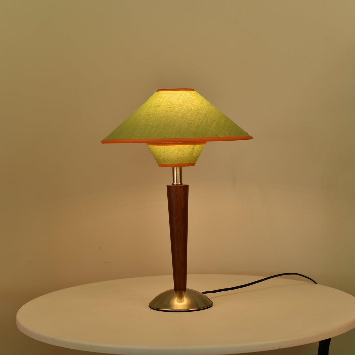 Zymorica | Mid-century modern valnød søjle accent bordlampe