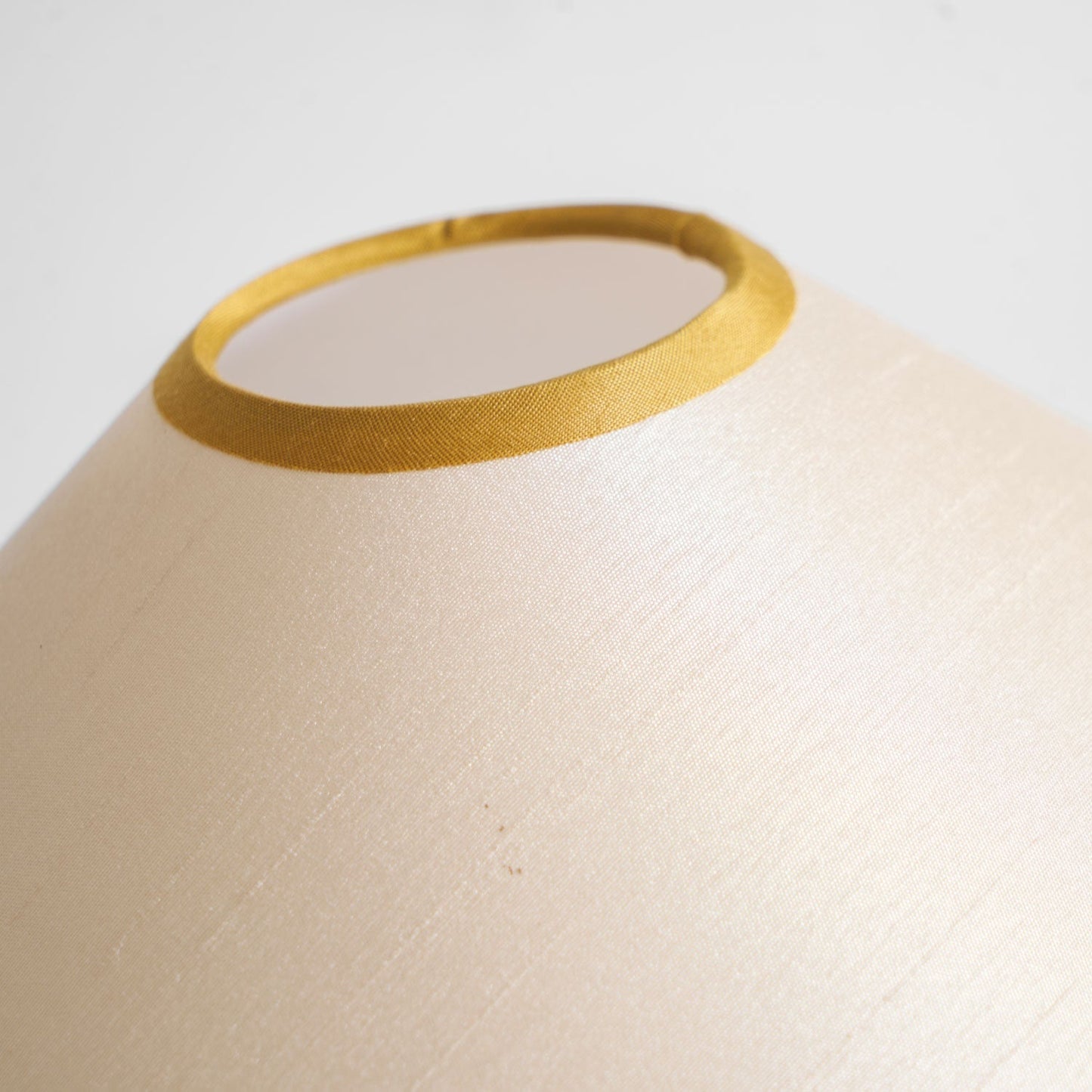Zymorica | Mid-century modern valnød søjle accent bordlampe