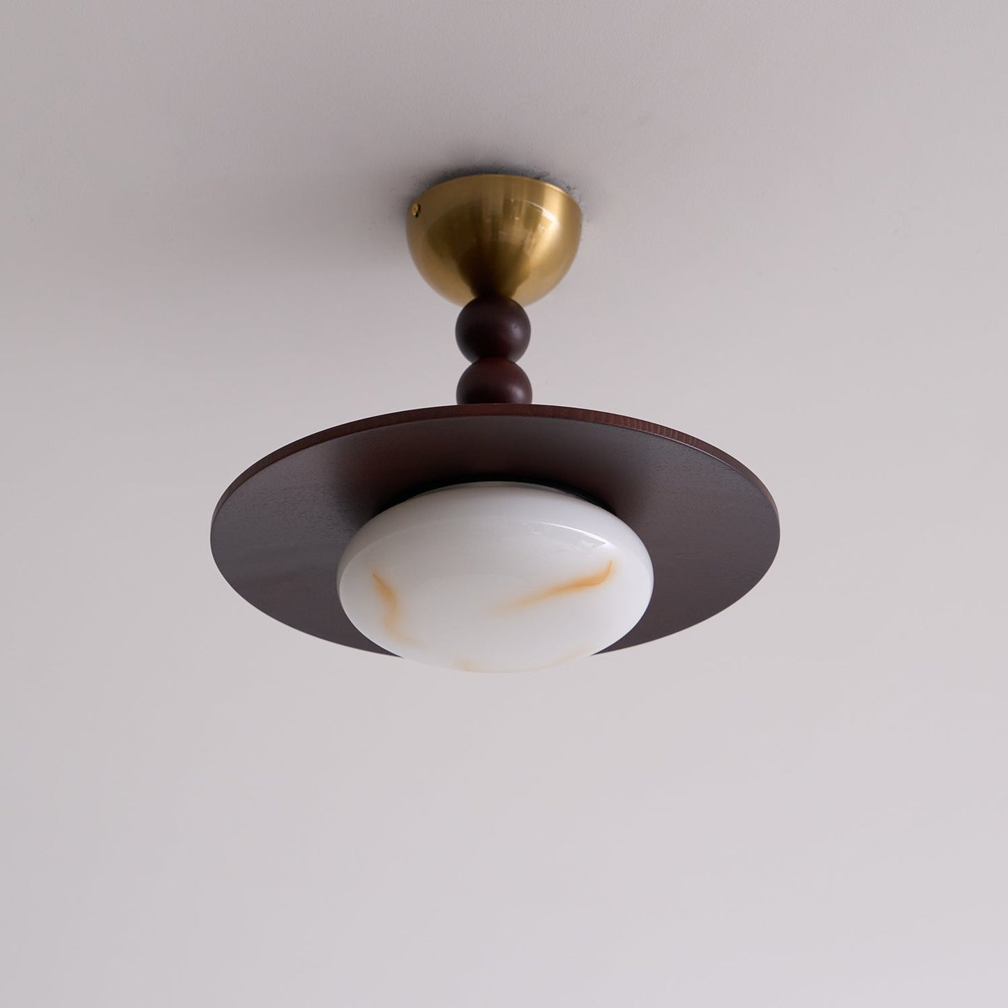 Midthos | Mid-century træ alabast kuppel flush montering loftslampe