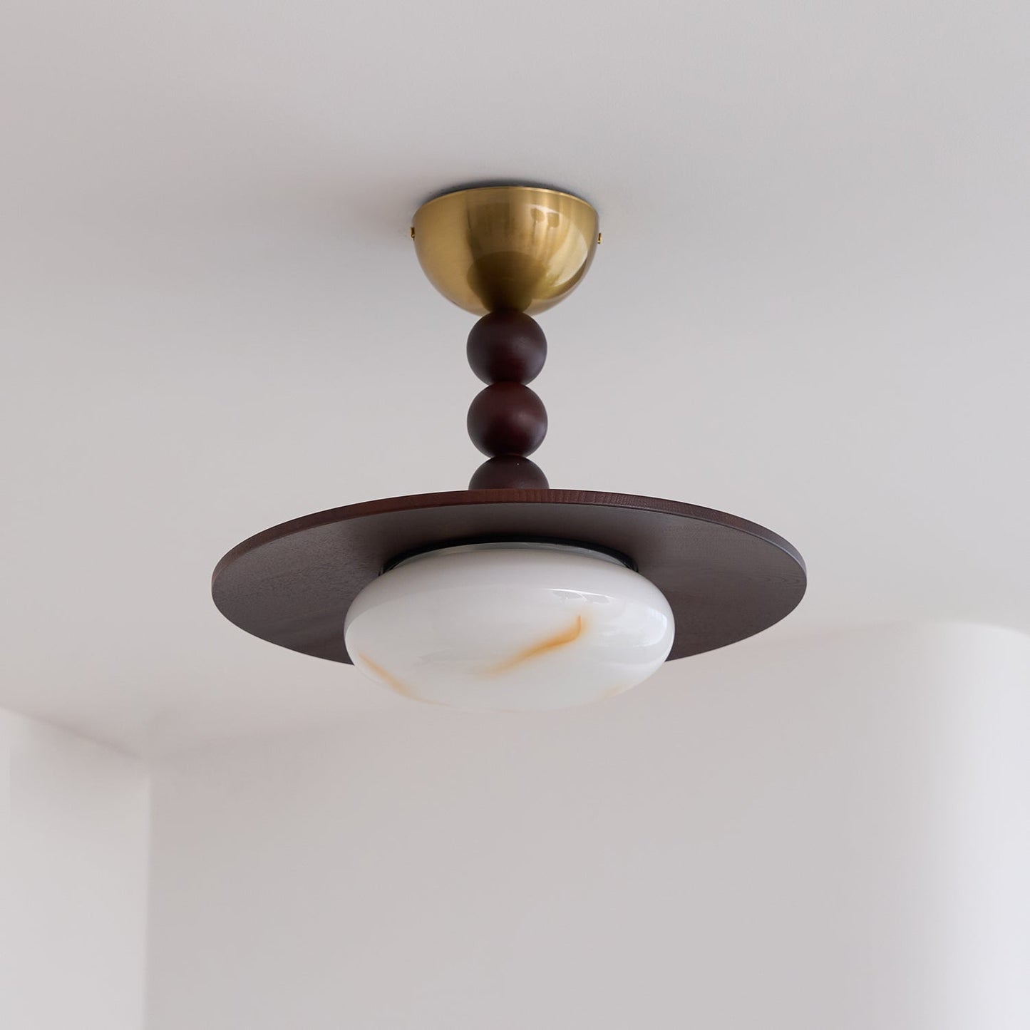 Midthos | Mid-century træ alabast kuppel flush montering loftslampe