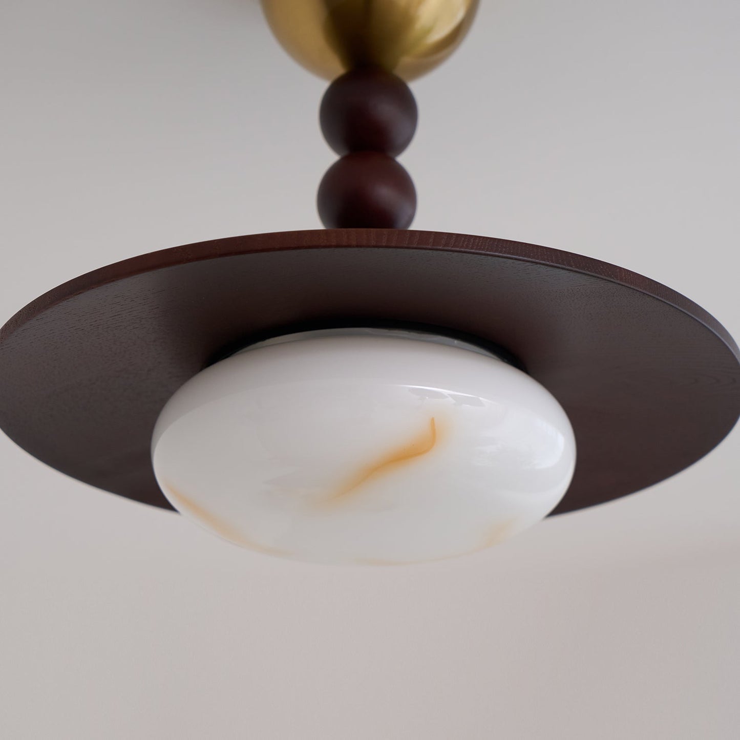 Midthos | Mid-century træ alabast kuppel flush montering loftslampe