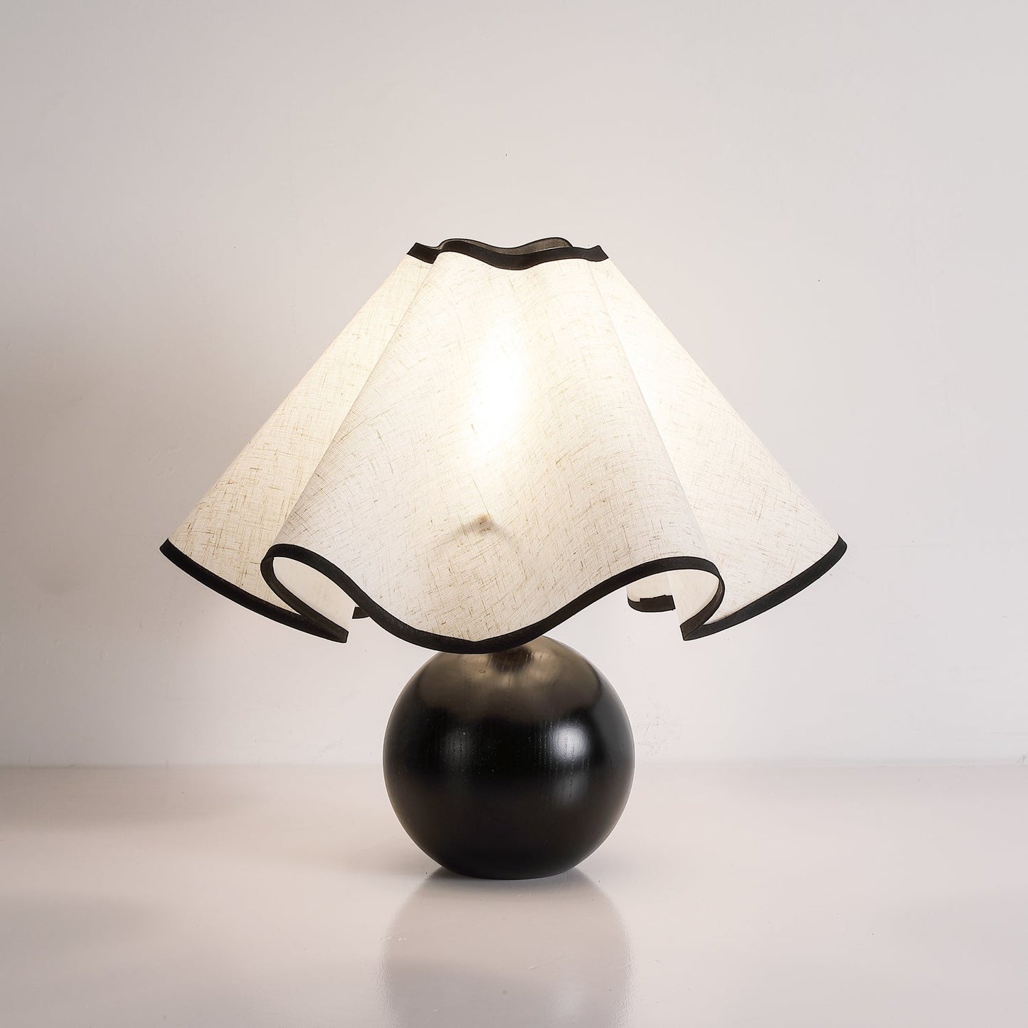 Meriloch | Skulpturel bølge stof træbase bordlampe