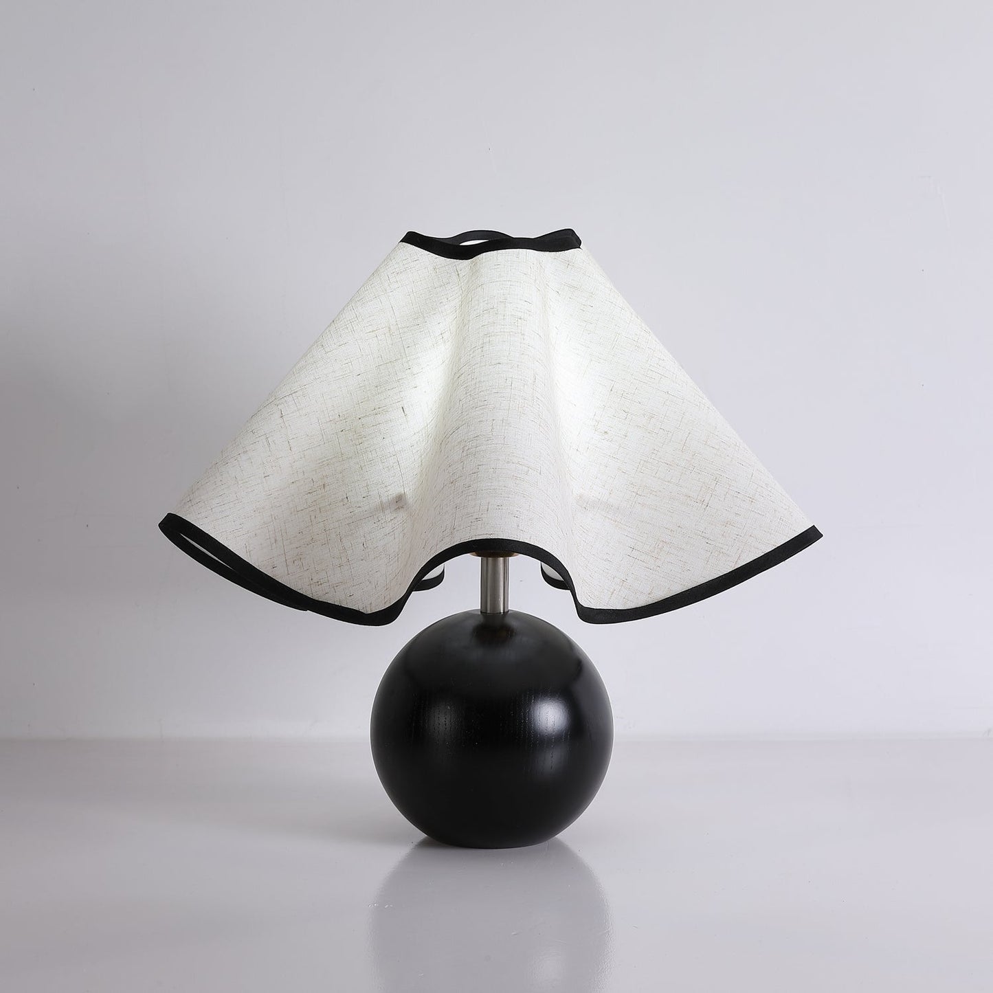 Meriloch | Skulpturel bølge stof træbase bordlampe