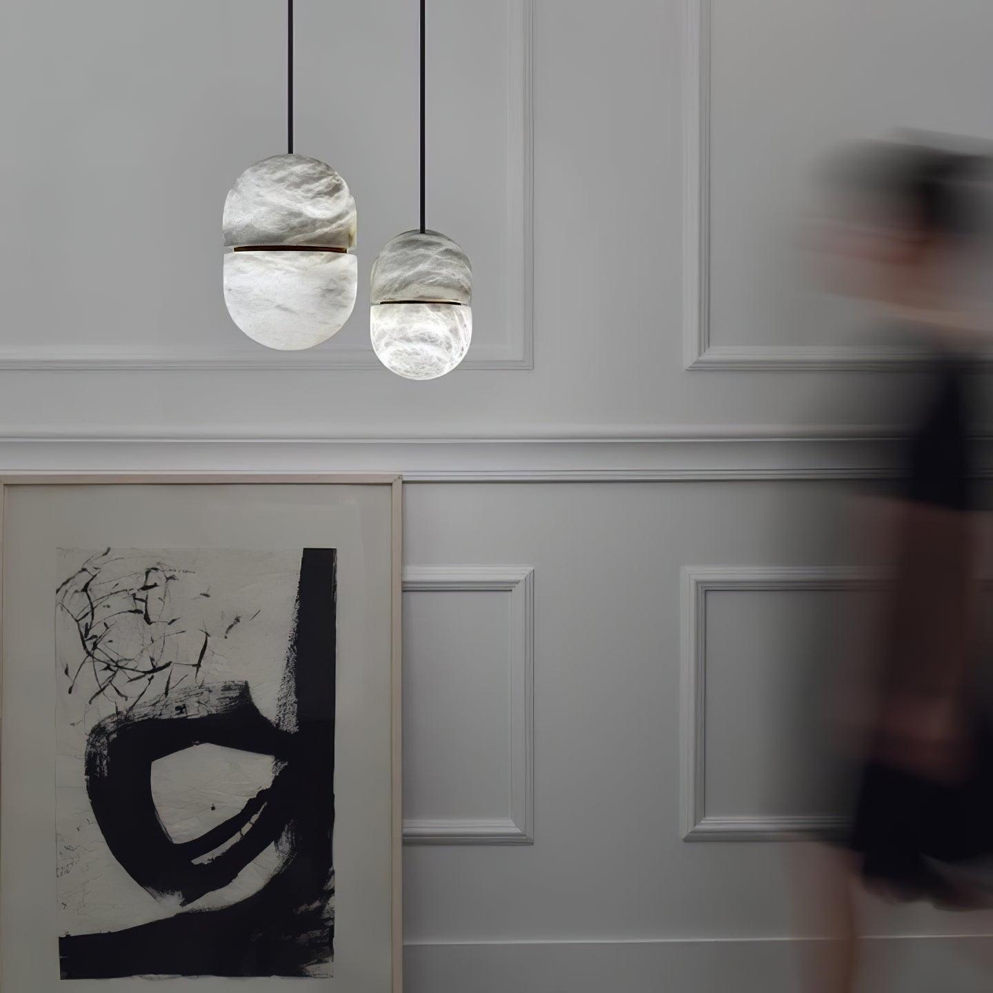 Caythos | Skulpturel kapsel alabast sten pendel