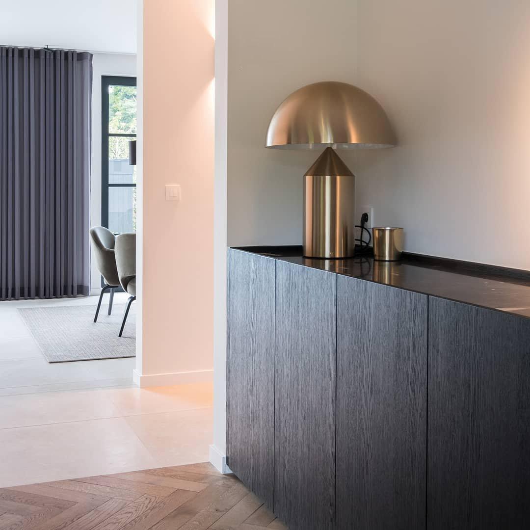 Zonthara | Avantgarde geometrisk skulpturel silhuet metal bordlampe