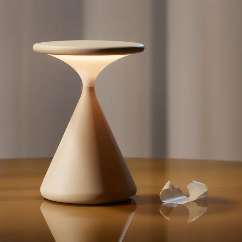 Skulpturel timeglas trådløs dæmpbar genopladelig minimalistisk bordlampe
