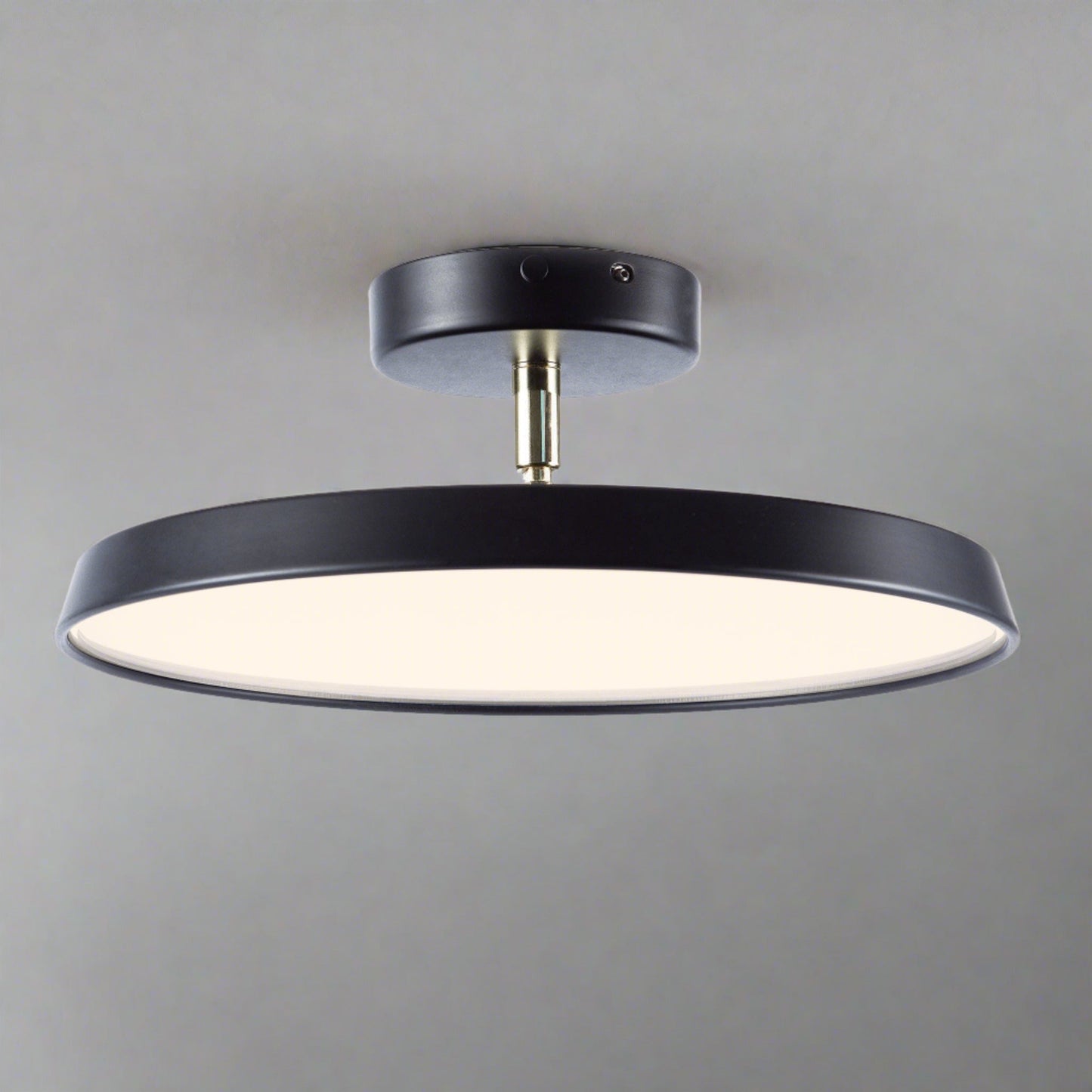 Novus | Moderne rund flush mount loftslampe med fladt panel