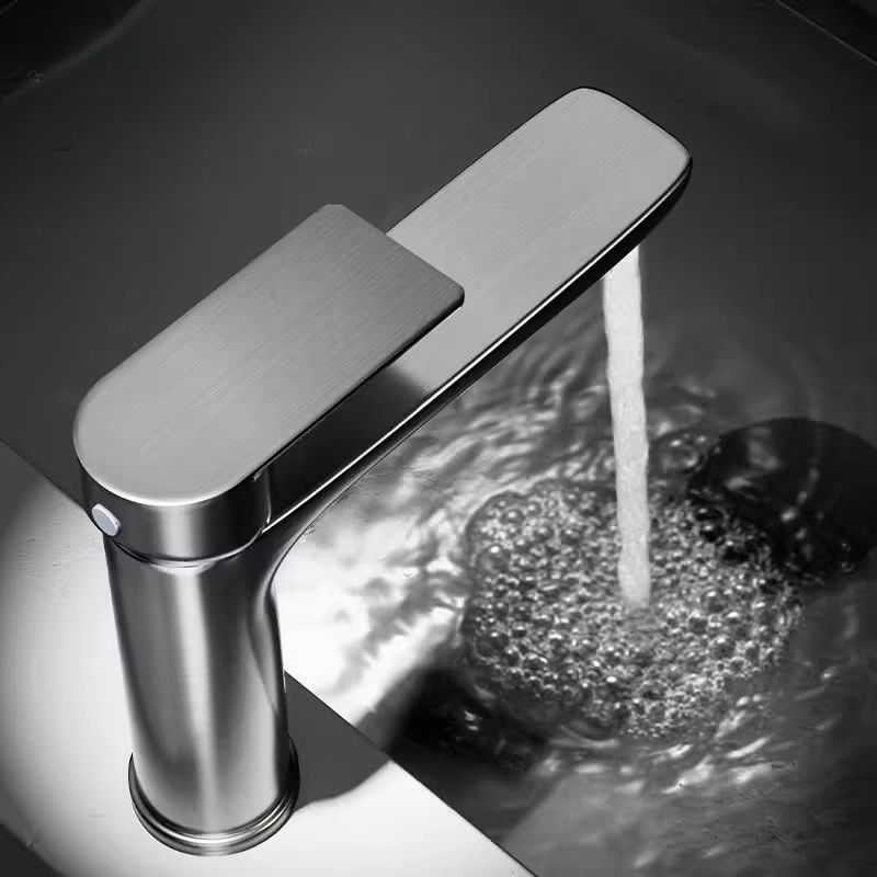 Jorvuen | Minimalistisk lav bue med enkeltgreb til køkkenvaskarmatur