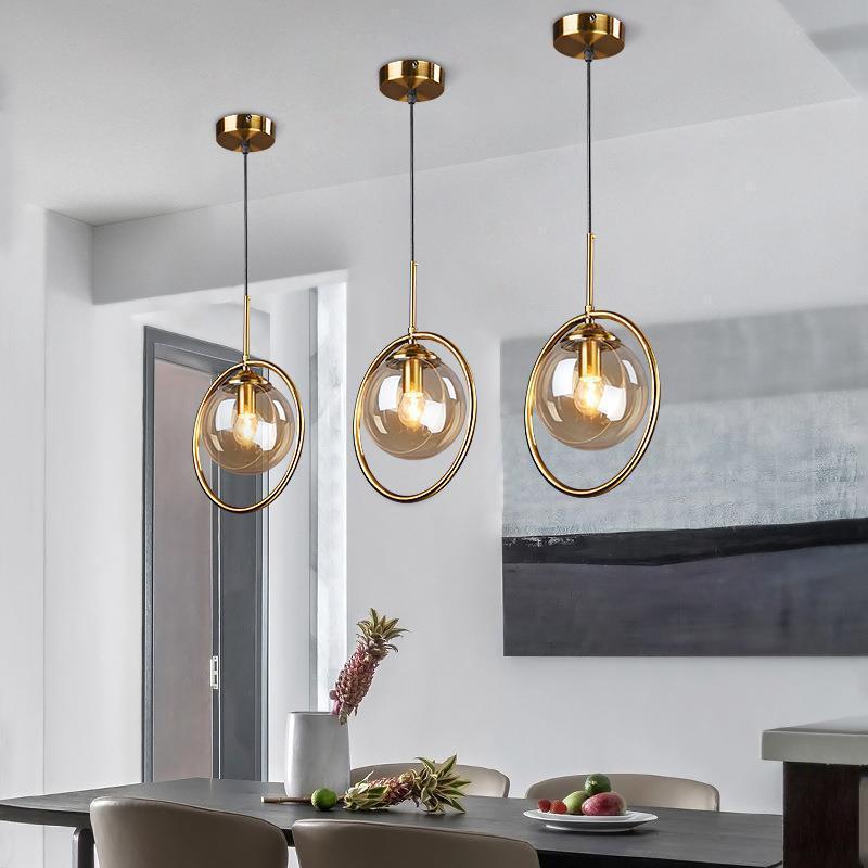 Luvie | Elegant glas kugle pendellampe med stilfuld metalring