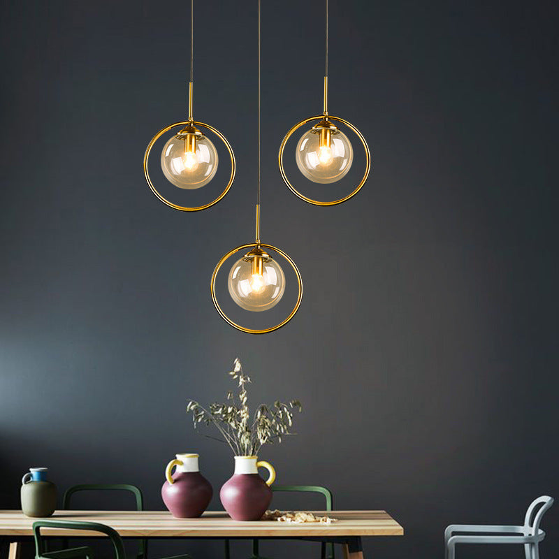 Luvie | Elegant glas kugle pendellampe med stilfuld metalring