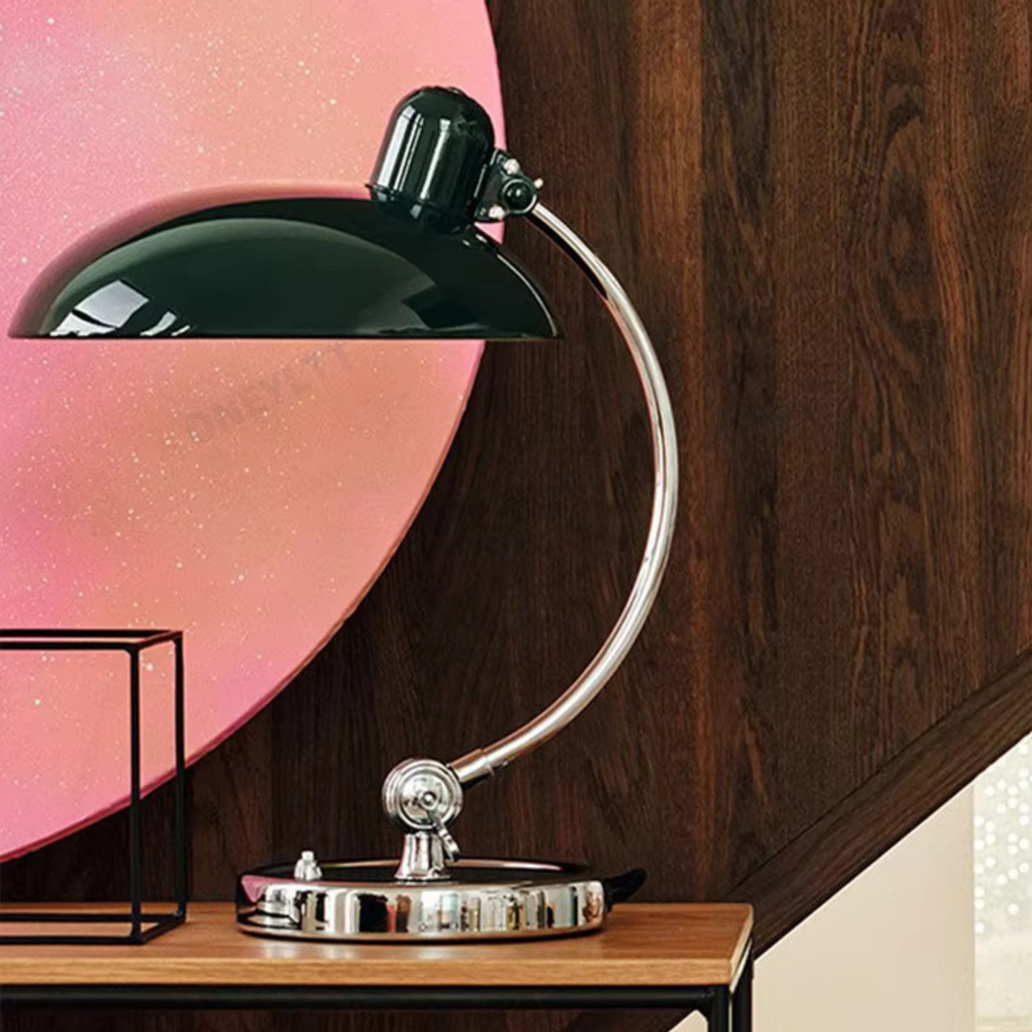 Buet arm Bauhaus skandinavisk skulpturel krom bordlampe