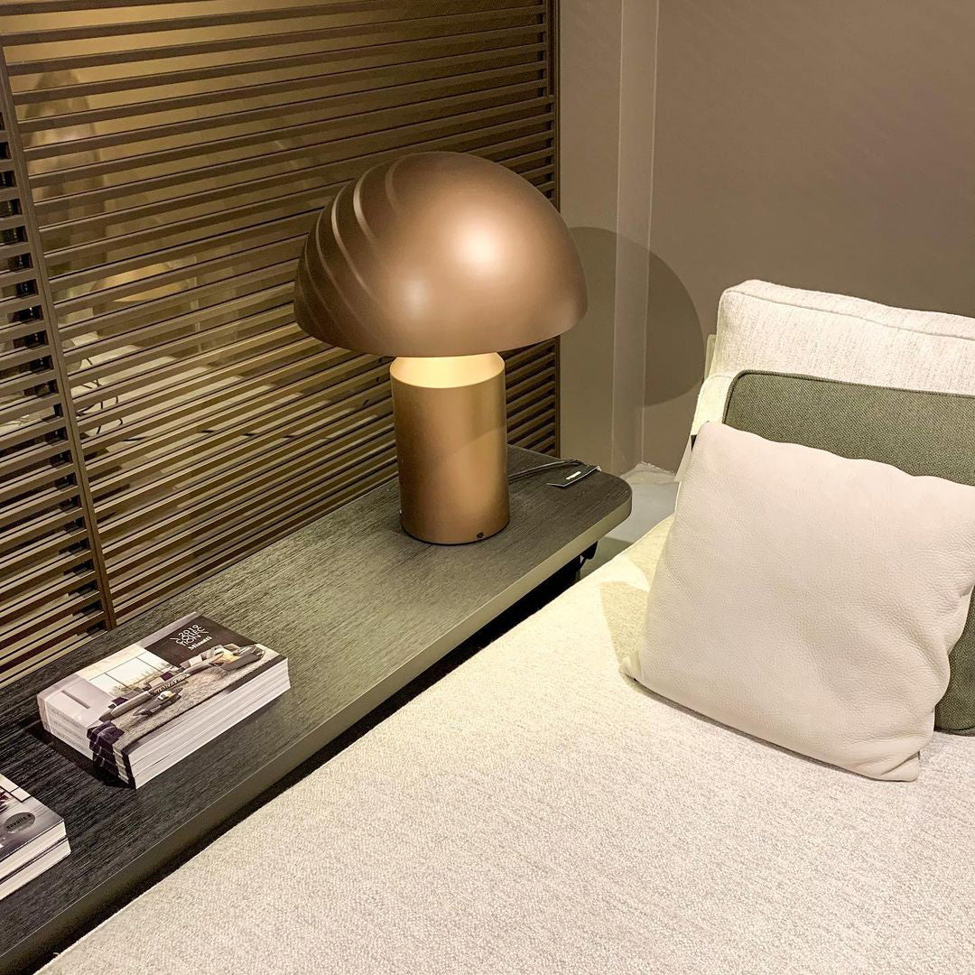 Zonthara | Avantgarde geometrisk skulpturel silhuet metal bordlampe