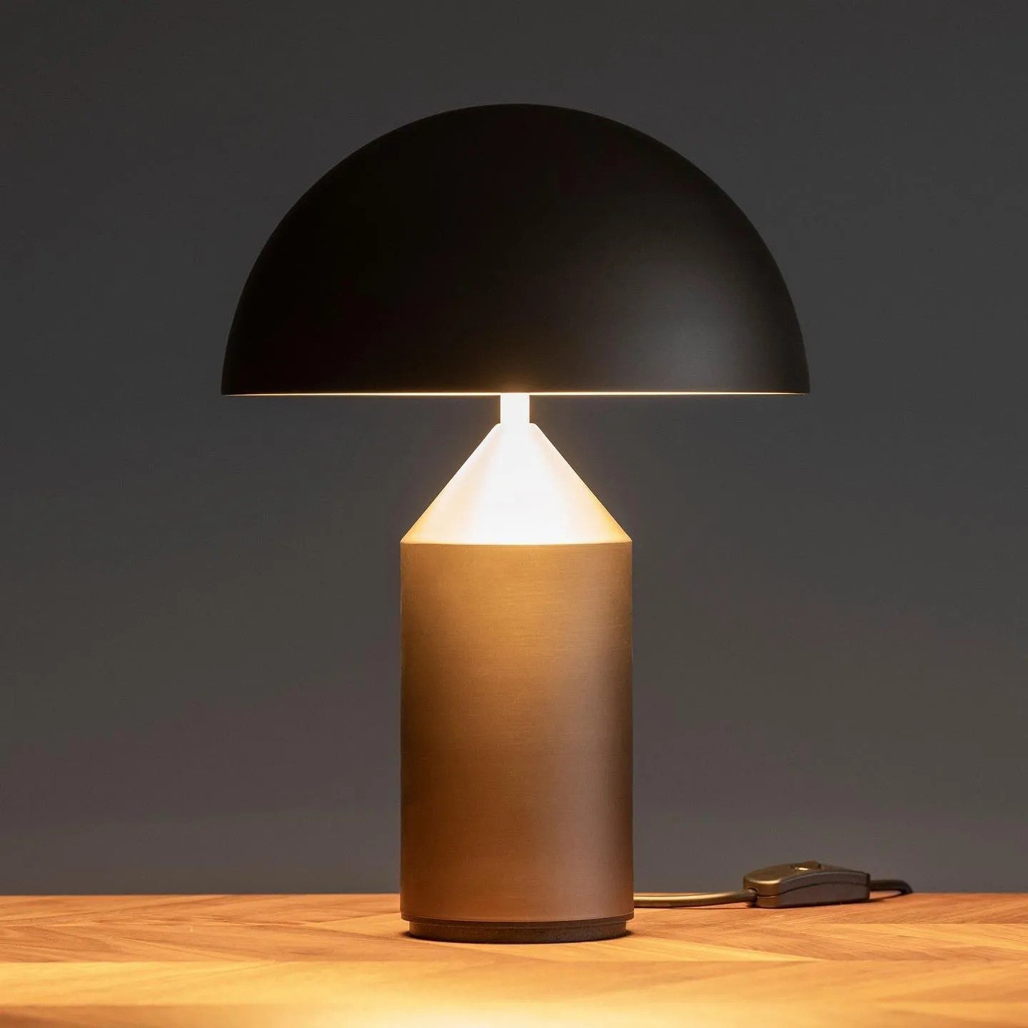 Zonthara | Avantgarde geometrisk skulpturel silhuet metal bordlampe