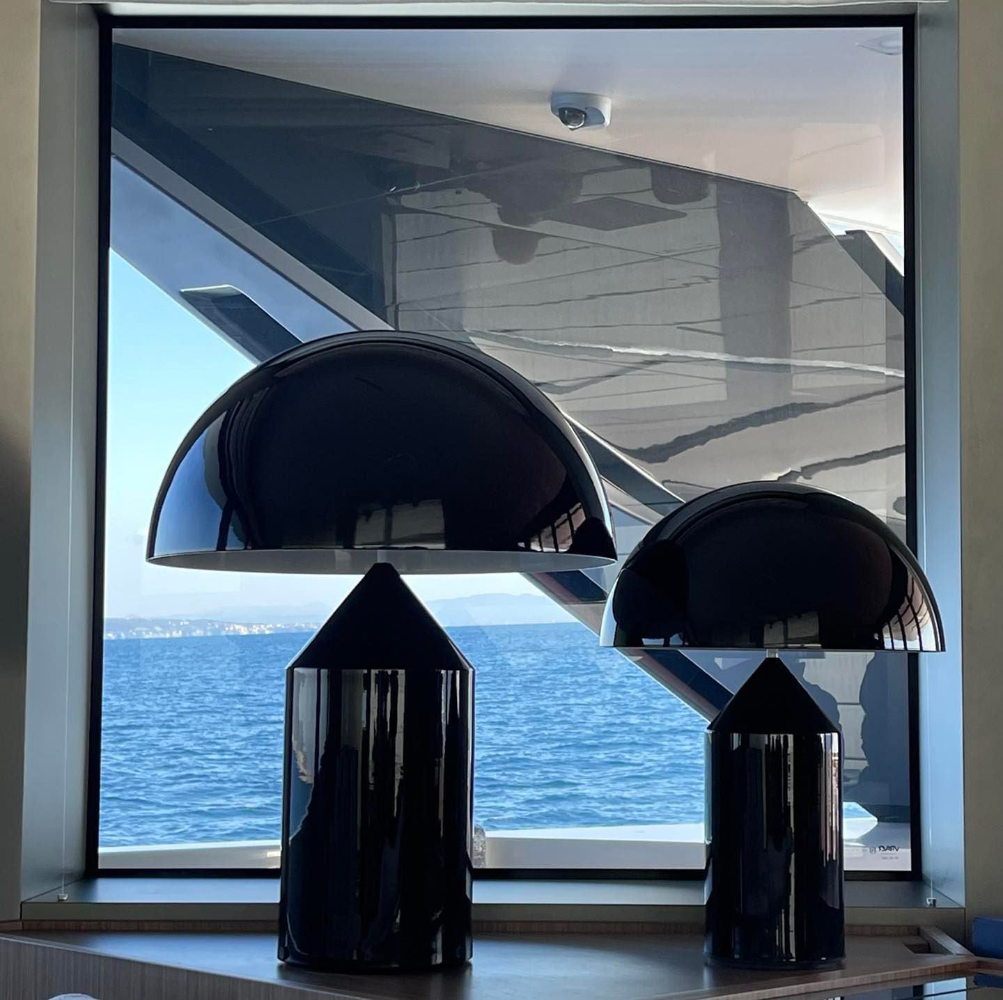 Zonthara | Avantgarde geometrisk skulpturel silhuet metal bordlampe