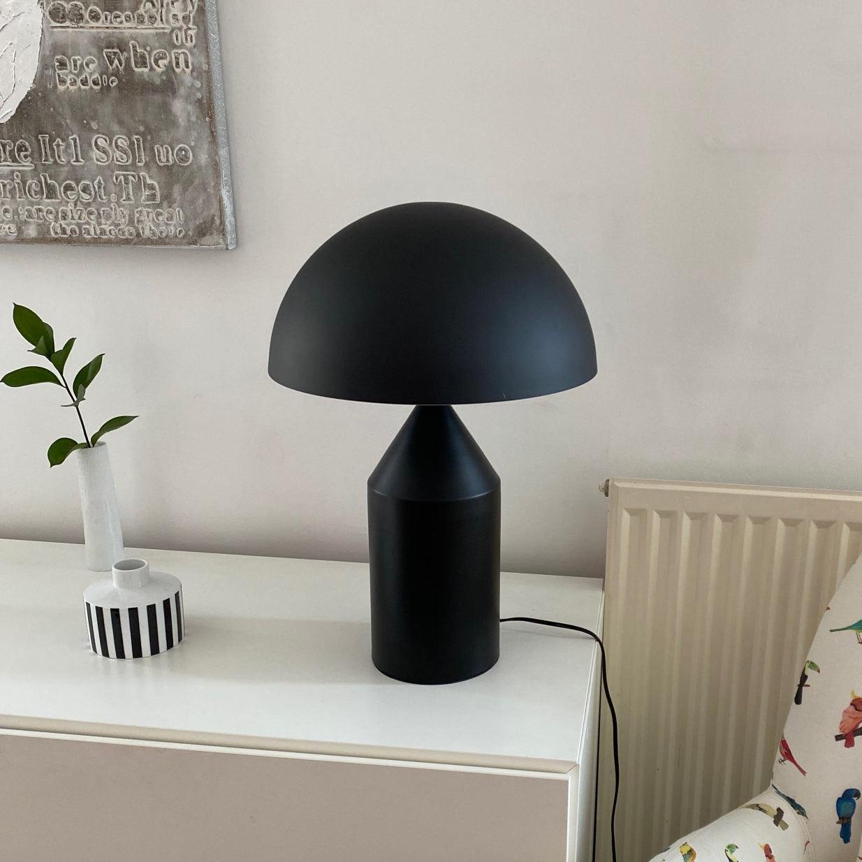 Zonthara | Avantgarde geometrisk skulpturel silhuet metal bordlampe