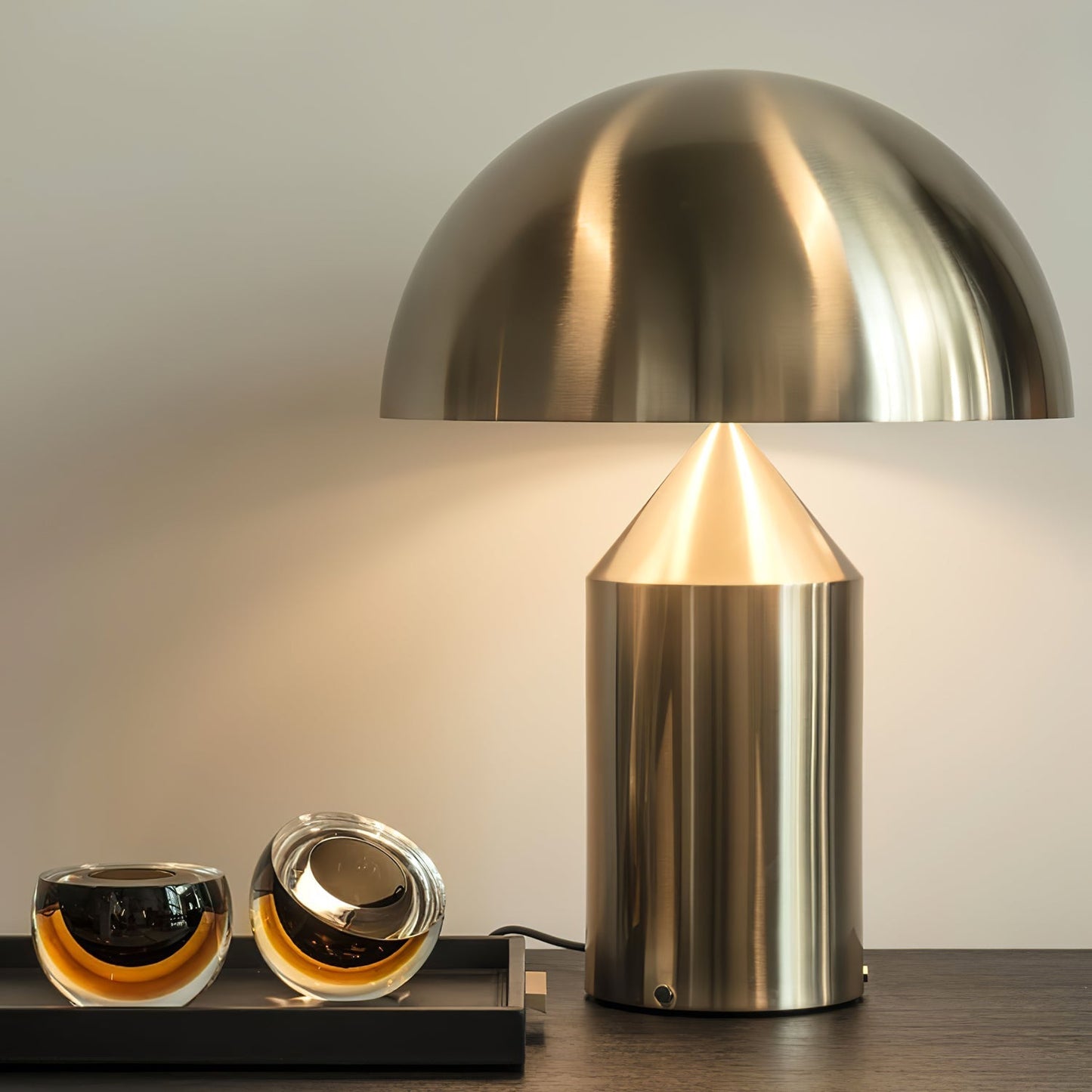 Zonthara | Avantgarde geometrisk skulpturel silhuet metal bordlampe