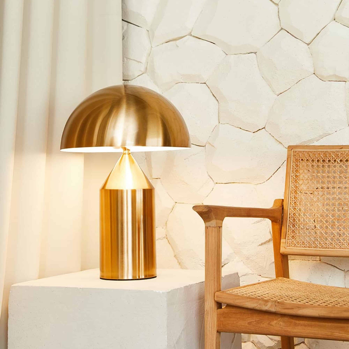 Zonthara | Avantgarde geometrisk skulpturel silhuet metal bordlampe