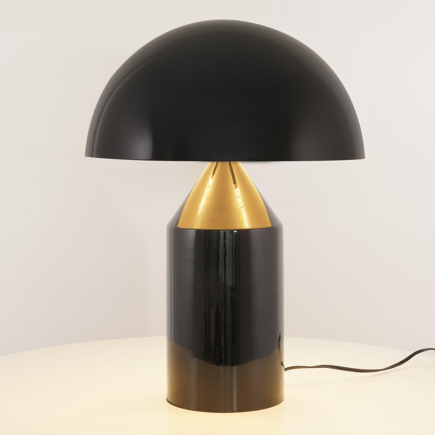 Zonthara | Avantgarde geometrisk skulpturel silhuet metal bordlampe