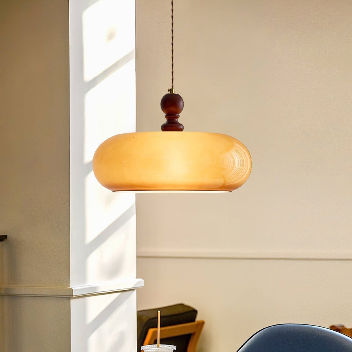Valnord | Nordisk buet ravfarvet glas pendellampe