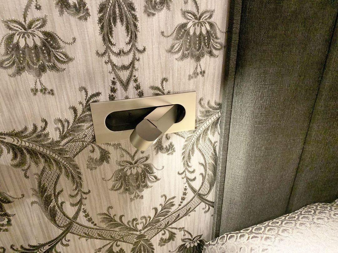 Alsvik | Minimalistisk drejelig integreret læselampe til væg