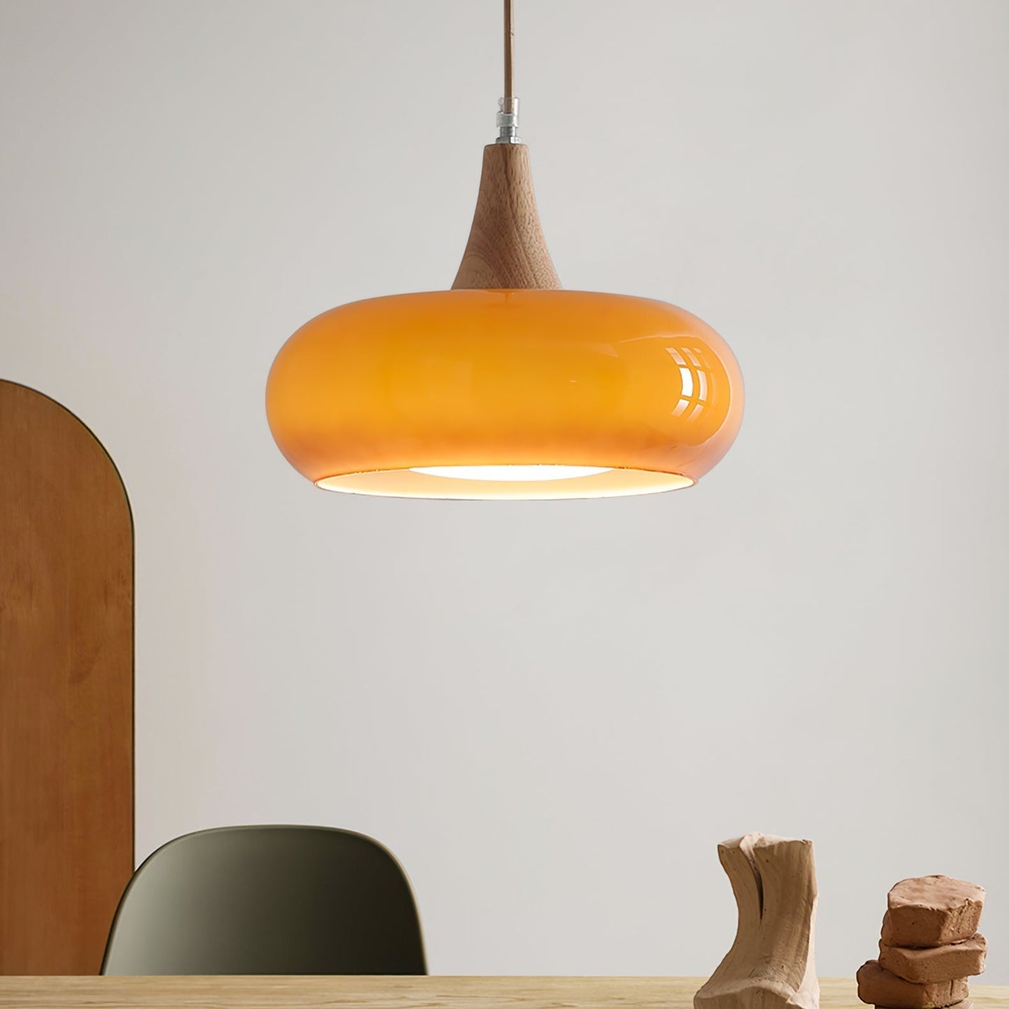 Charlotte | Mid-century træ og ravfarvet glas pendellampe