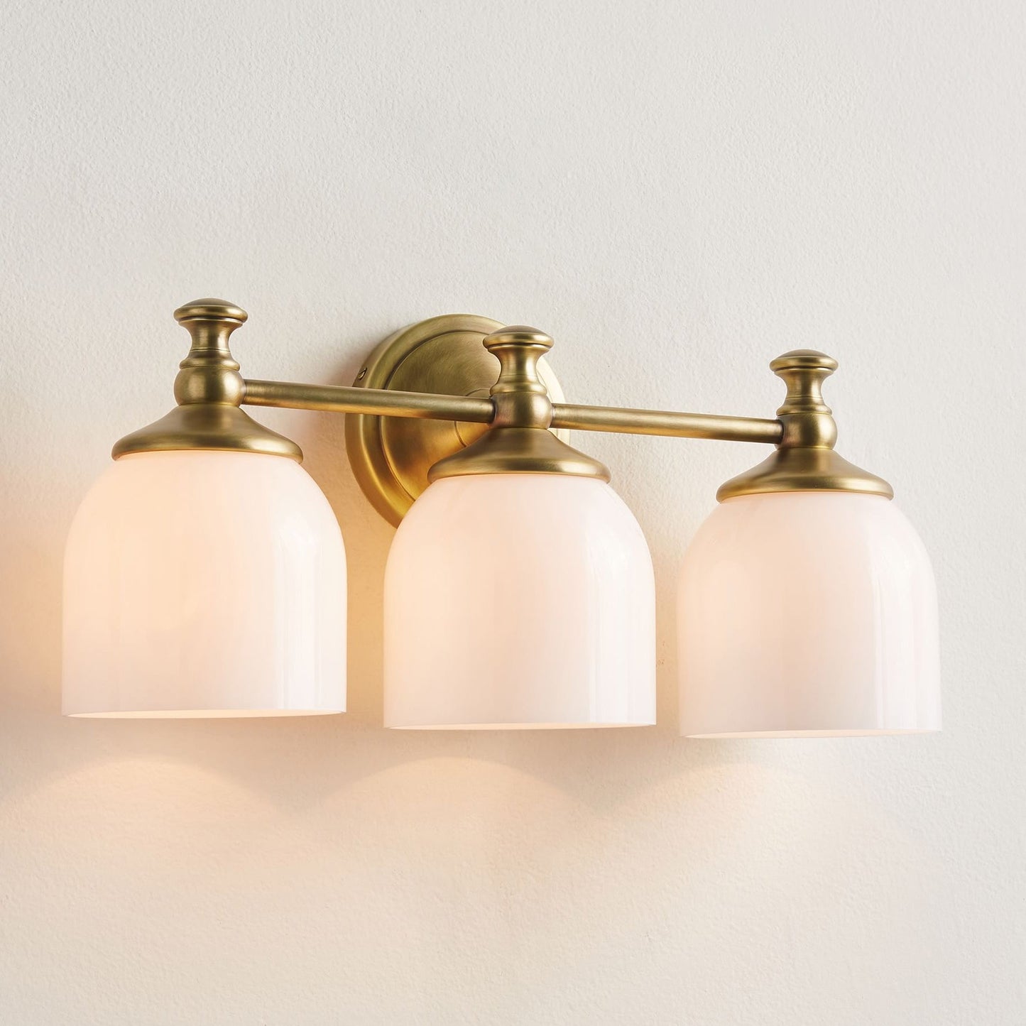 Lisaeth | Minimalistisk arm væglampe med sfærisk glasglobus