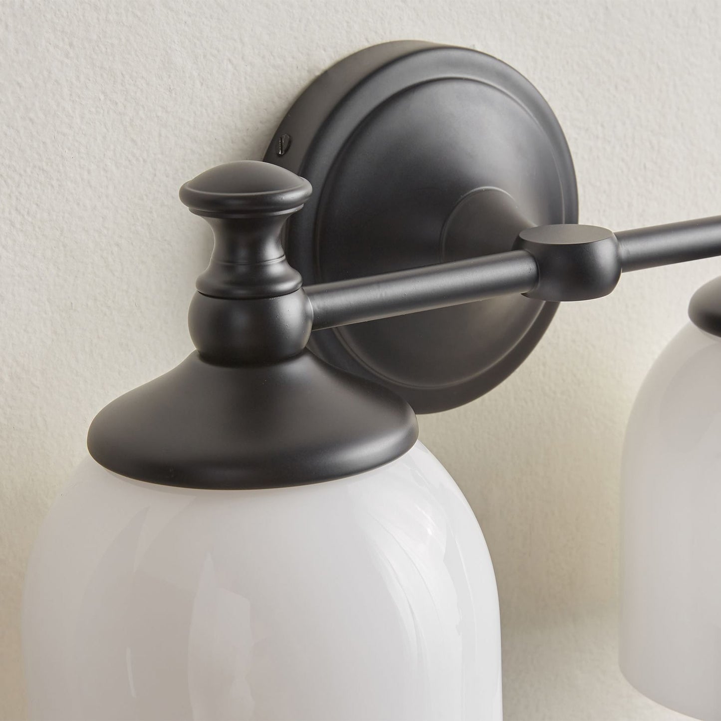 Lisaeth | Minimalistisk arm væglampe med sfærisk glasglobus