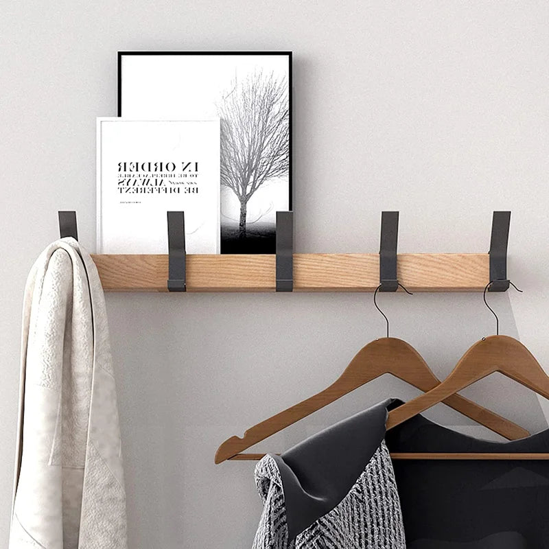 Skandinavisk minimalistisk vægmonteret knagerække i træ med justerbare kroge