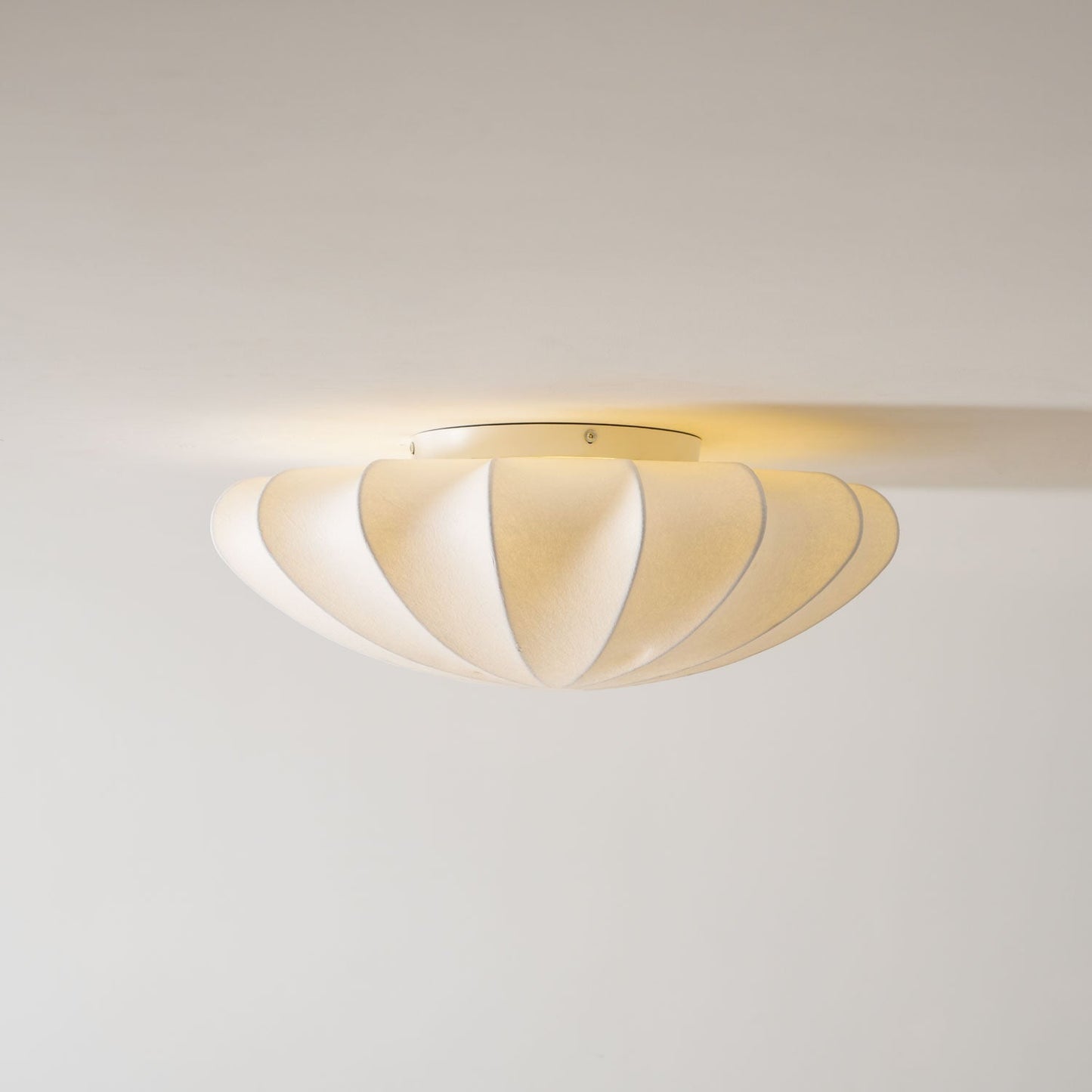 Korisand | Mid-century geometrisk skulpturel silkemesh loftslampe