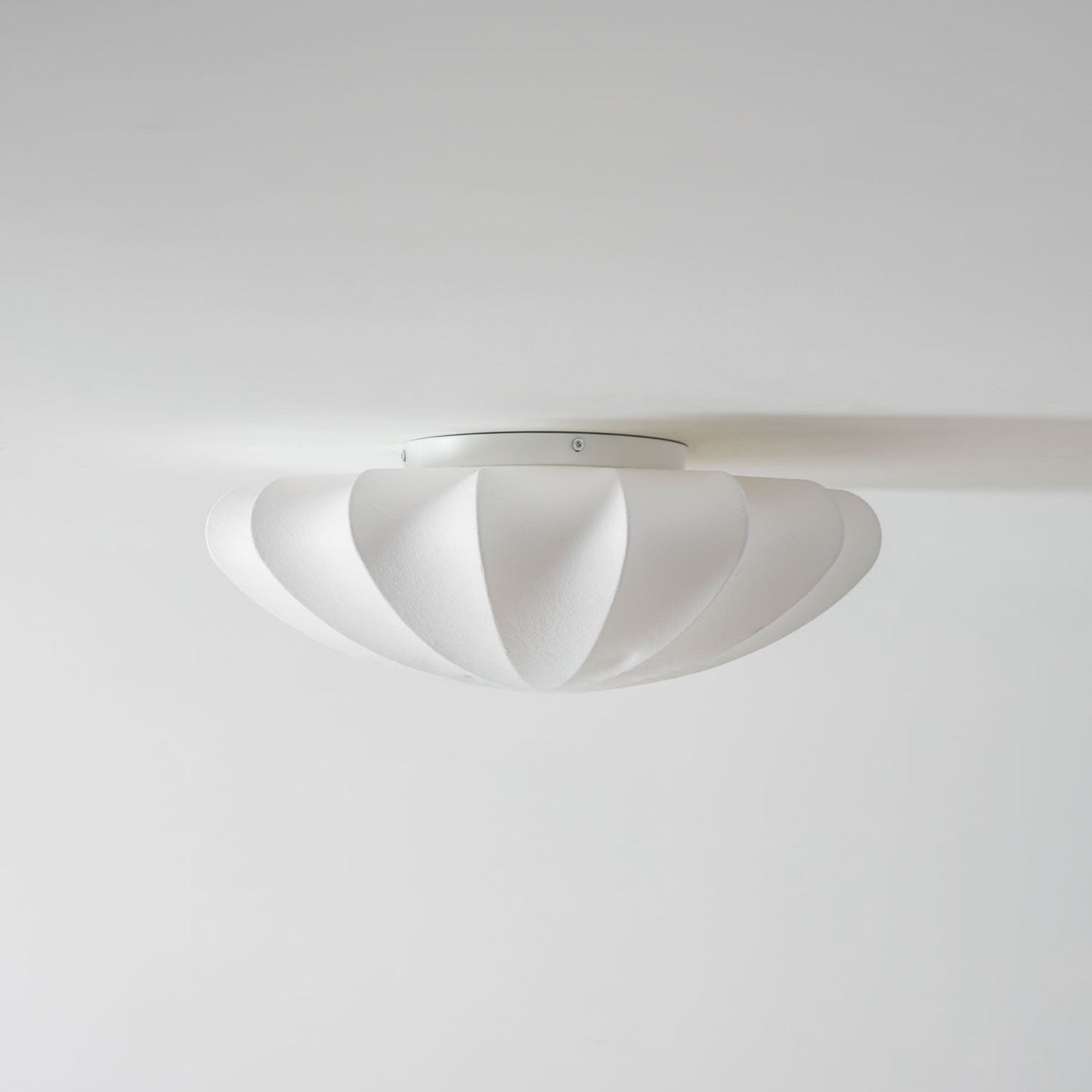 Korisand | Mid-century geometrisk skulpturel silkemesh loftslampe
