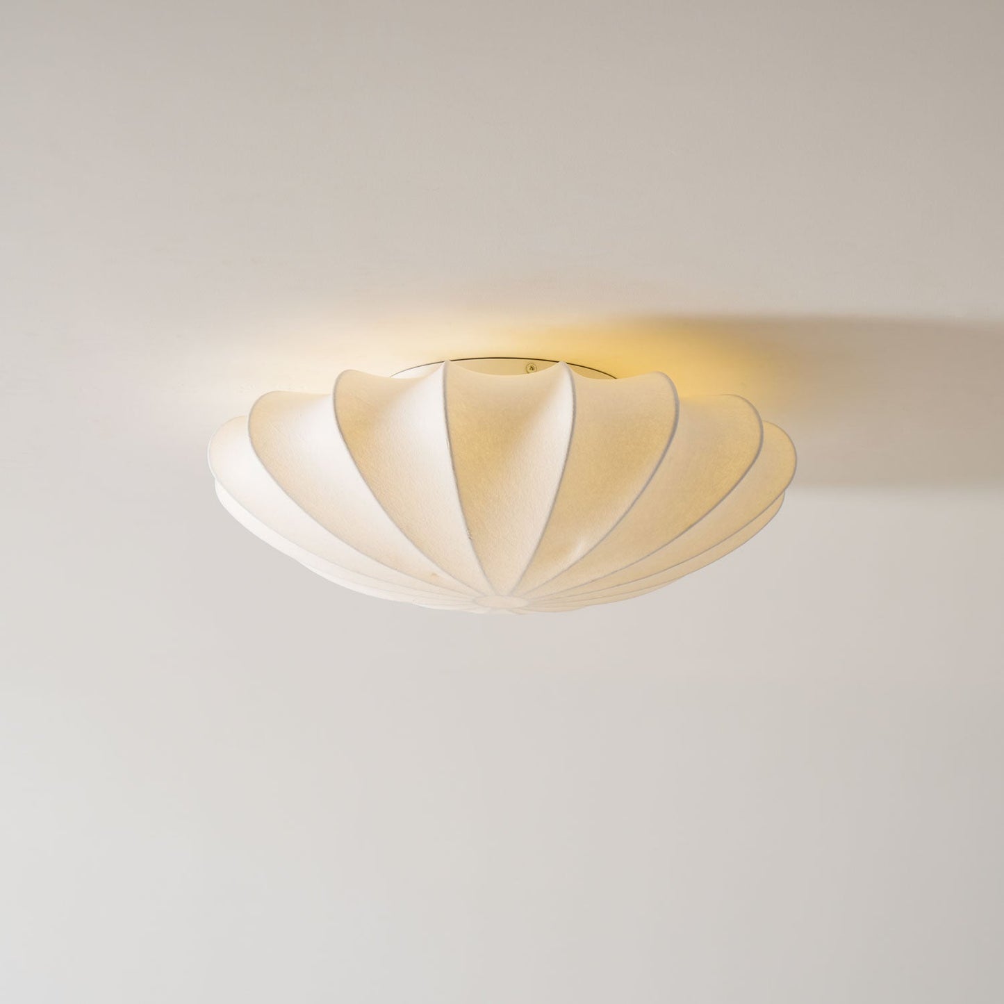 Korisand | Mid-century geometrisk skulpturel silkemesh loftslampe