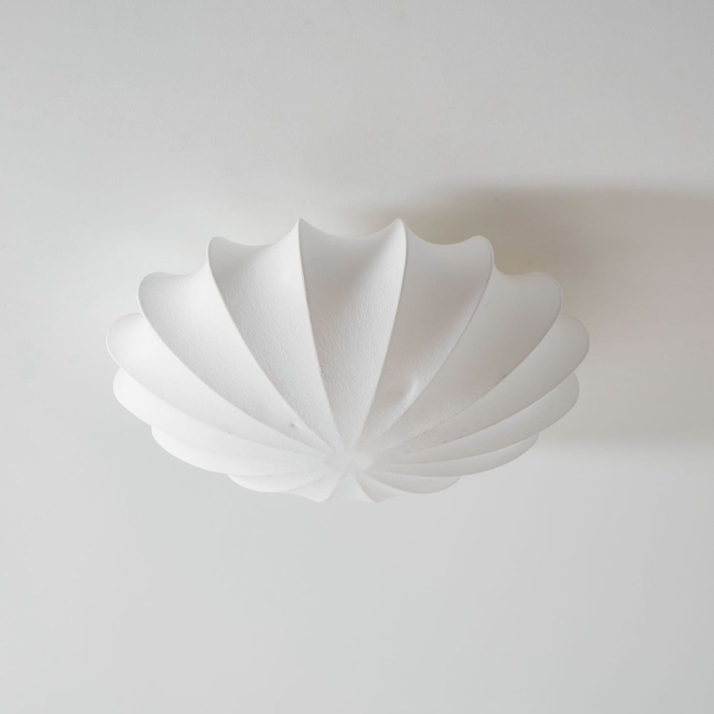 Korisand | Mid-century geometrisk skulpturel silkemesh loftslampe