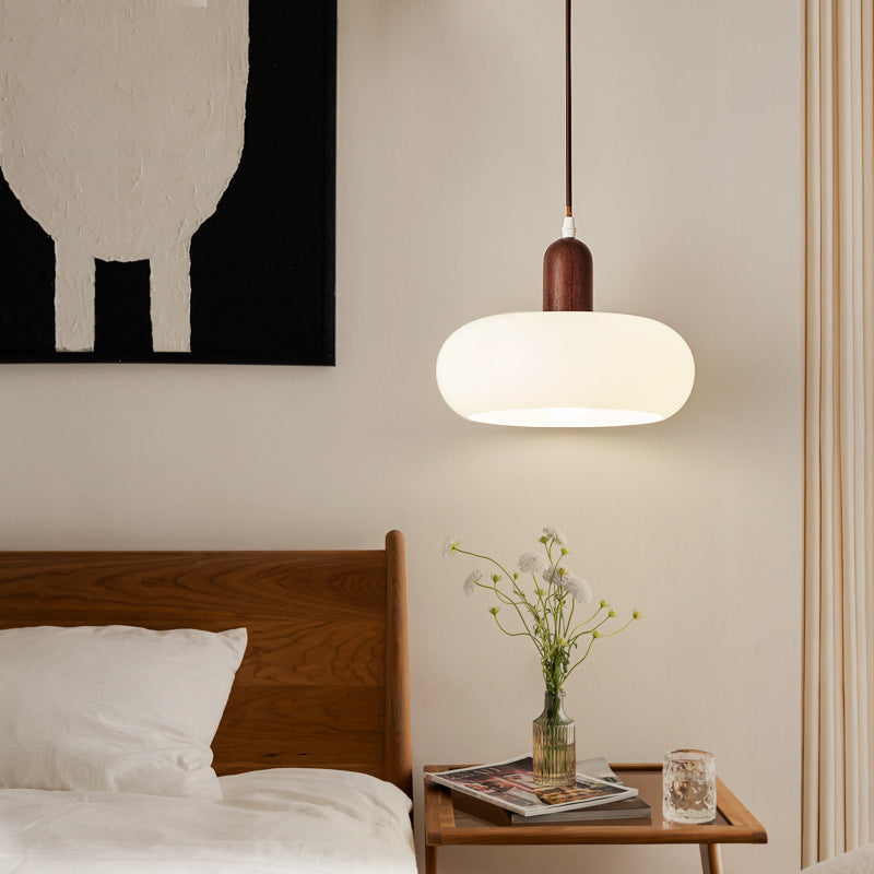 Nordica | Minimalistisk cremefarvet glas- og træpendel