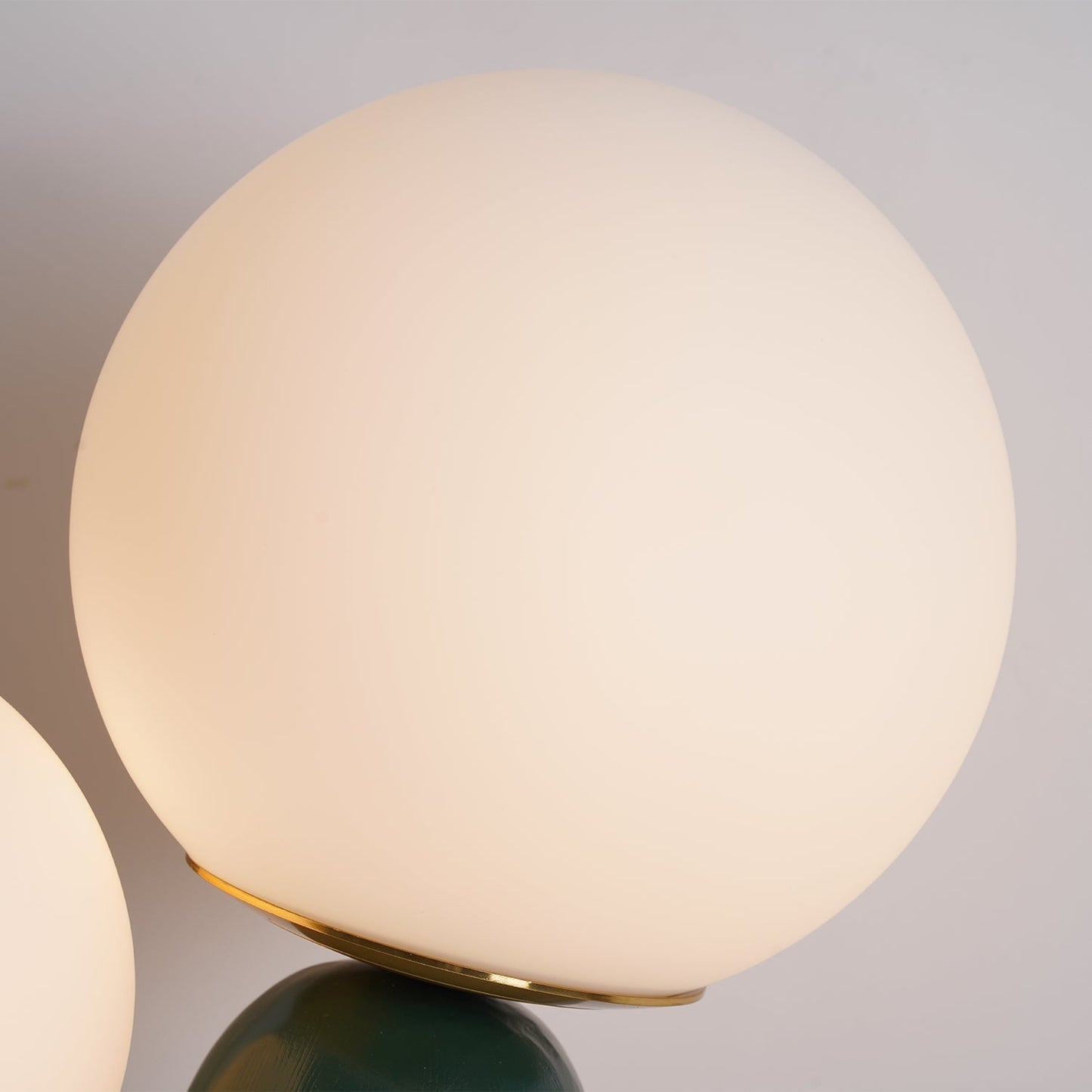 Corisande | Avantgarde rå skulpturel glas kugle bordlampe