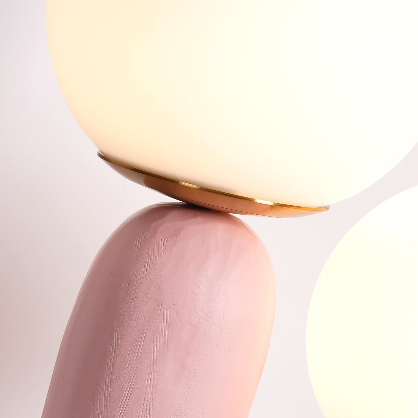 Corisande | Avantgarde rå skulpturel glas kugle bordlampe